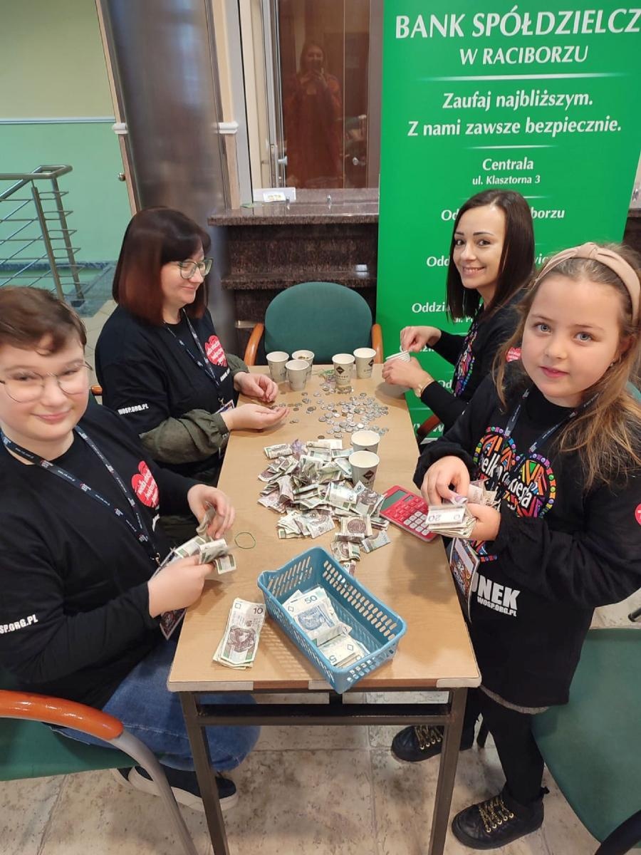 Zdjęcie w galerii na portalu naszraciborz.pl: Ależ to był 32. finał WOŚP w Raciborzu. Podsumowanie wiadomości z regionu