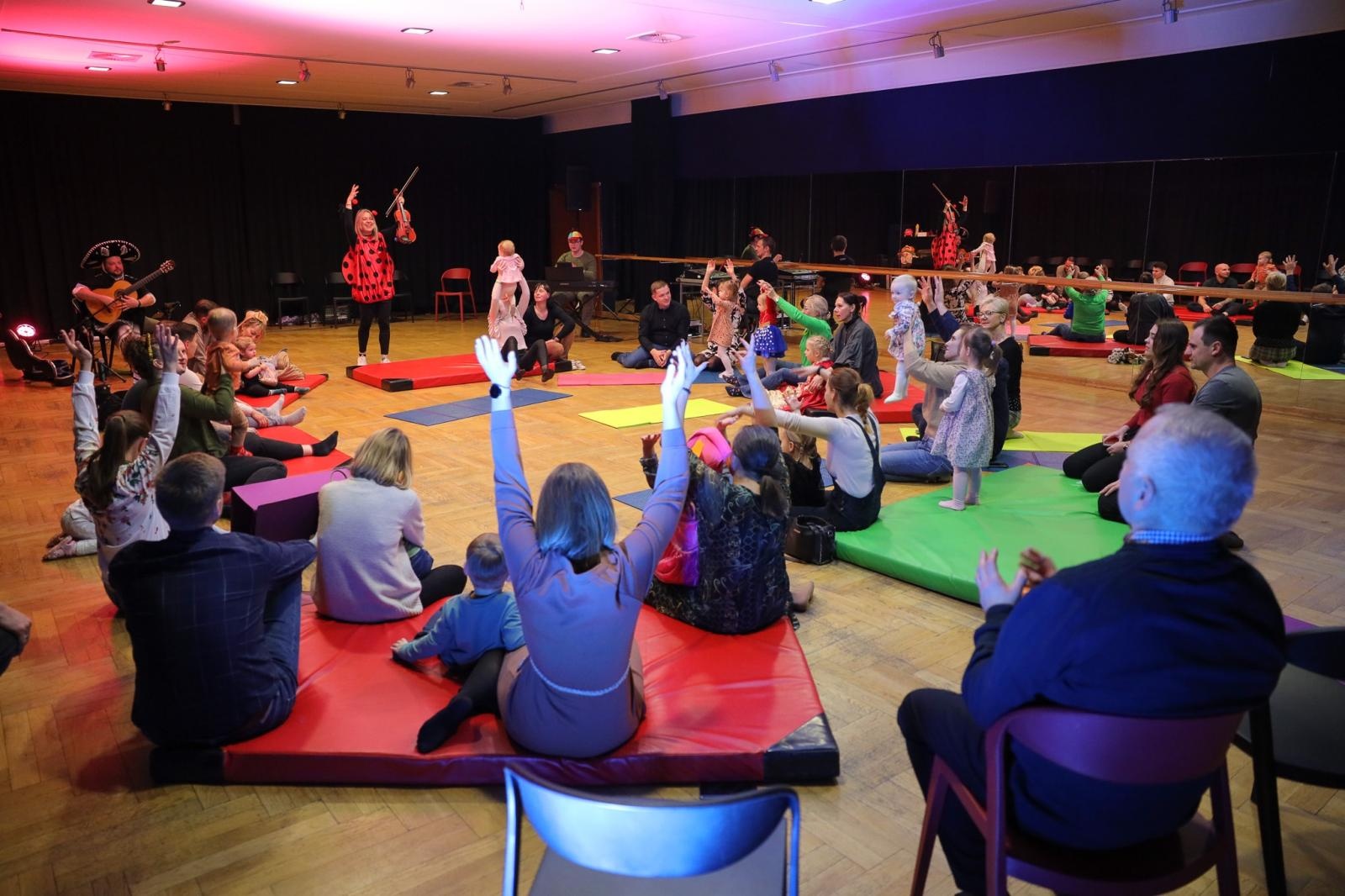 Zdjęcie w galerii na portalu naszraciborz.pl: Maluchy w krainie dźwięku - instrument niespodzianka [zapowiedź] wiadomości z regionu