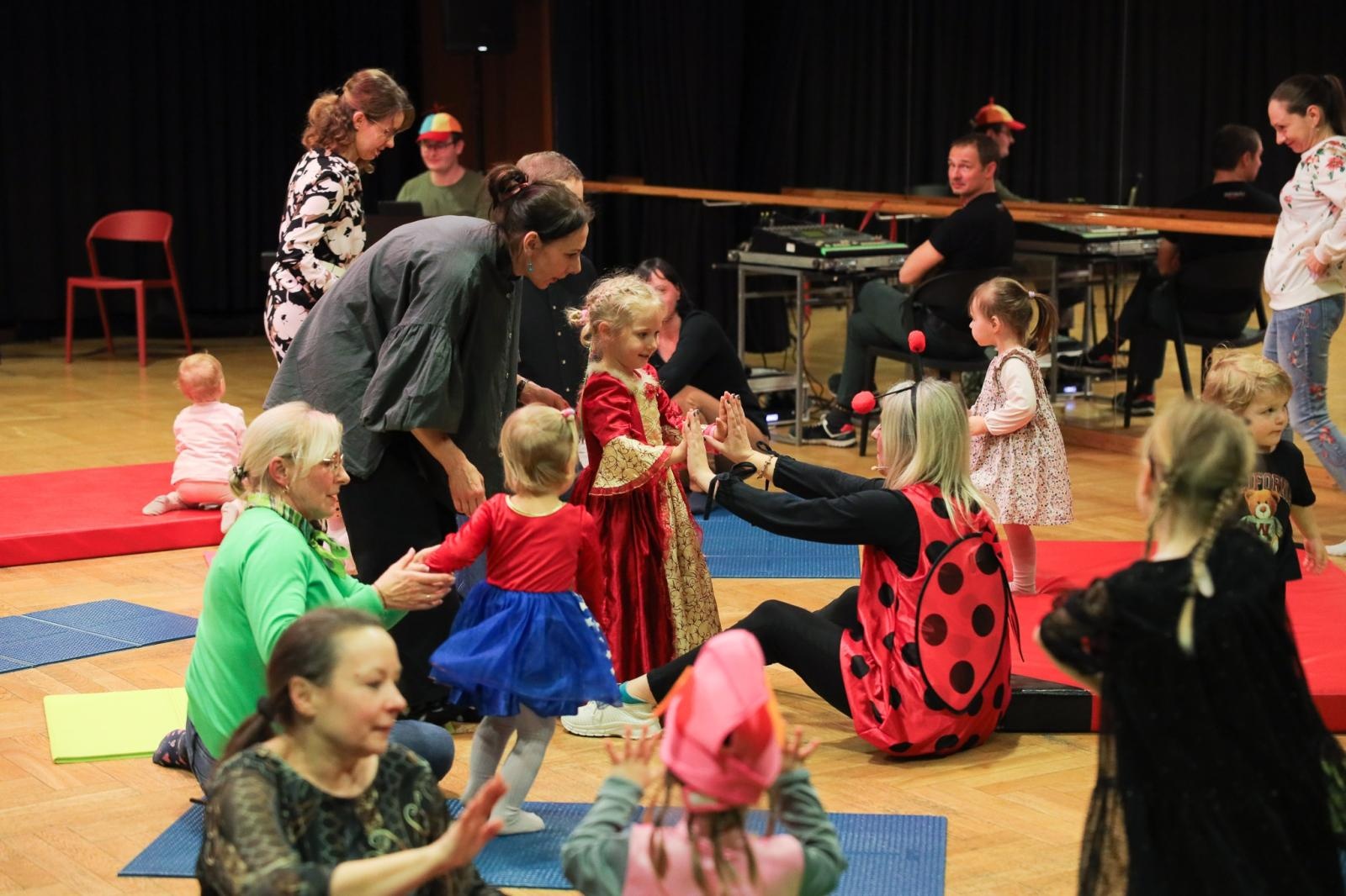 Zdjęcie w galerii na portalu naszraciborz.pl: Maluchy w krainie dźwięku - instrument niespodzianka [zapowiedź] wiadomości z regionu
