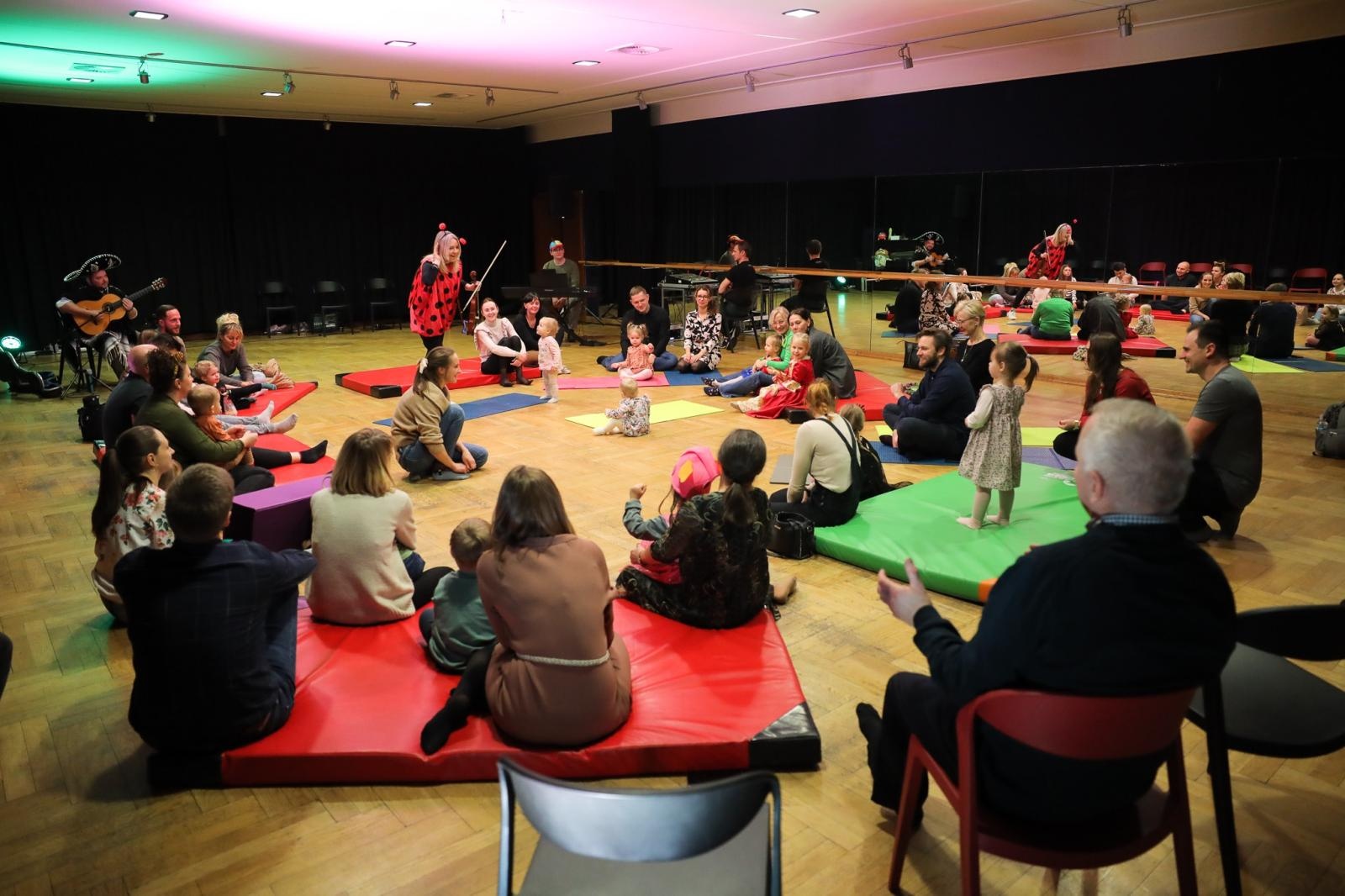 Zdjęcie w galerii na portalu naszraciborz.pl: Maluchy w krainie dźwięku - instrument niespodzianka [zapowiedź] wiadomości z regionu