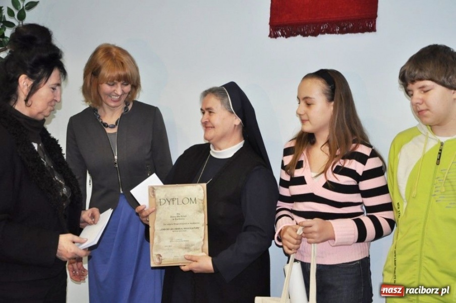 Zdjęcie w galerii na portalu naszraciborz.pl: SP6 ekologicznym pogromcą wiadomości z regionu