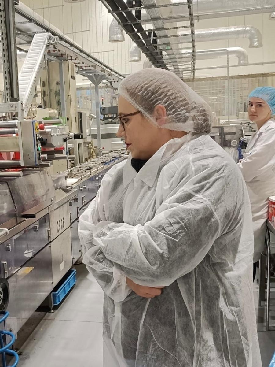 Zdjęcie w galerii na portalu naszraciborz.pl: Studia poprzez praktykę. Studenci raciborskiej ANS poznają procesy produkcyjne wiadomości z regionu