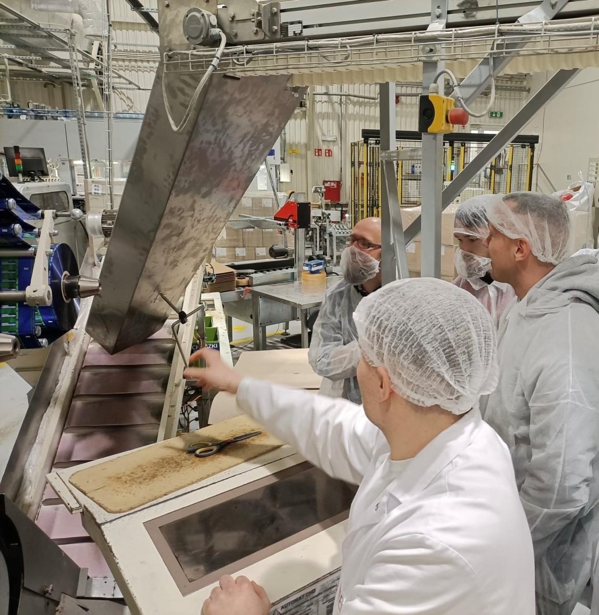 Zdjęcie w galerii na portalu naszraciborz.pl: Studia poprzez praktykę. Studenci raciborskiej ANS poznają procesy produkcyjne wiadomości z regionu