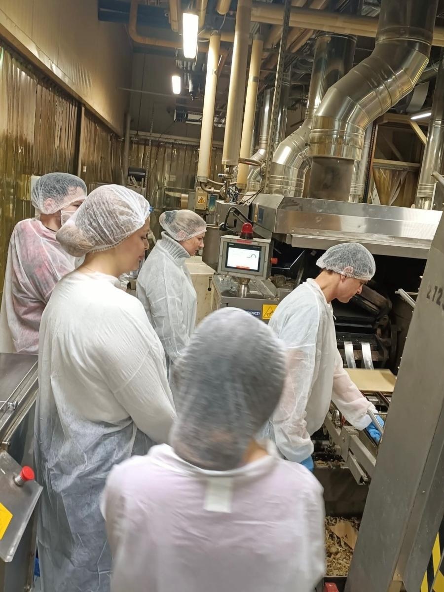 Zdjęcie w galerii na portalu naszraciborz.pl: Studia poprzez praktykę. Studenci raciborskiej ANS poznają procesy produkcyjne wiadomości z regionu