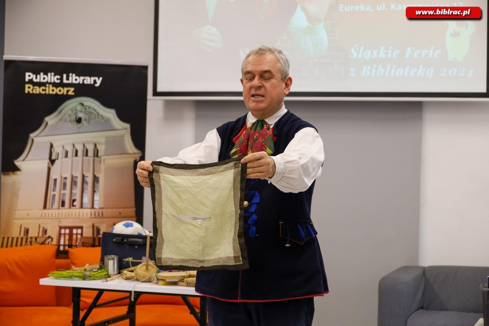 Zdjęcie w galerii na portalu naszraciborz.pl: Kliklaki i bączek. Śląskie zabawy z Markiem Szołtyskiem wiadomości z regionu