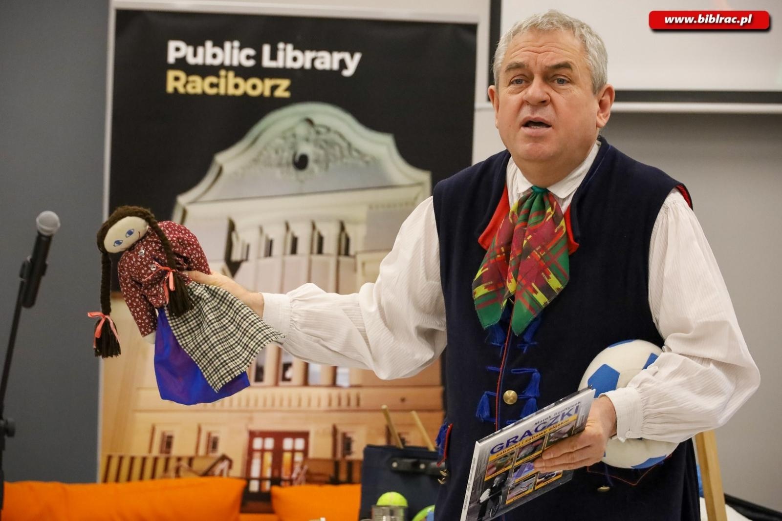 Zdjęcie w galerii na portalu naszraciborz.pl: Kliklaki i bączek. Śląskie zabawy z Markiem Szołtyskiem wiadomości z regionu