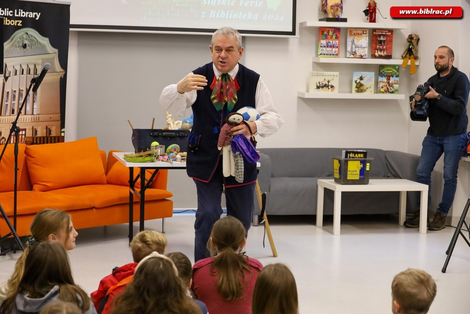 Zdjęcie w galerii na portalu naszraciborz.pl: Kliklaki i bączek. Śląskie zabawy z Markiem Szołtyskiem wiadomości z regionu