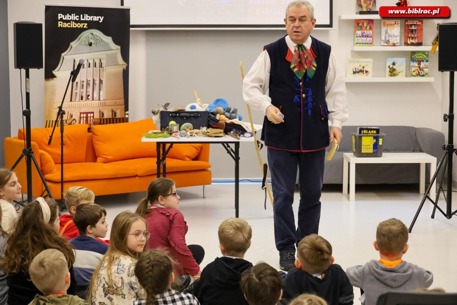 Zdjęcie w galerii na portalu naszraciborz.pl: Kliklaki i bączek. Śląskie zabawy z Markiem Szołtyskiem wiadomości z regionu