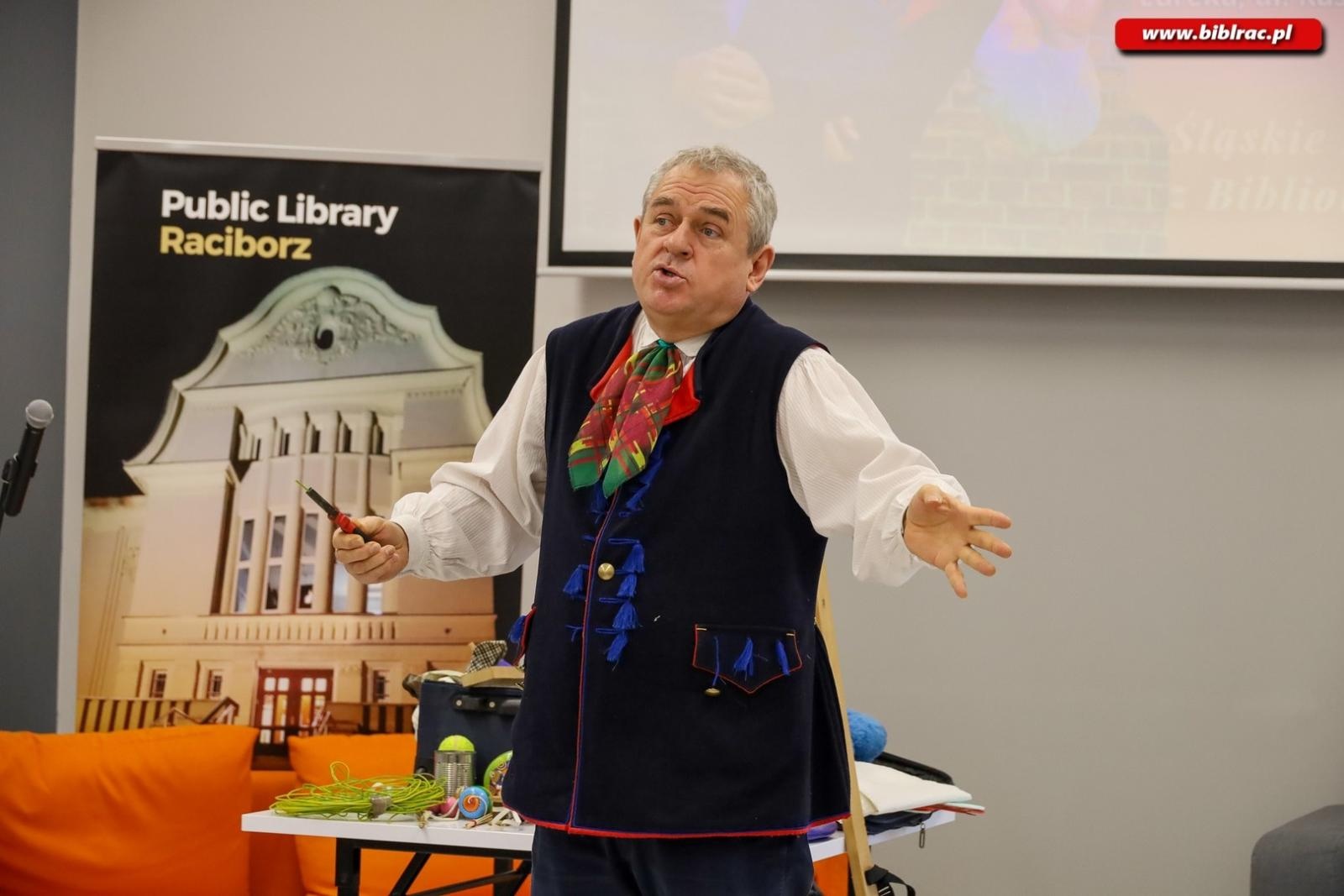 Zdjęcie w galerii na portalu naszraciborz.pl: Kliklaki i bączek. Śląskie zabawy z Markiem Szołtyskiem wiadomości z regionu