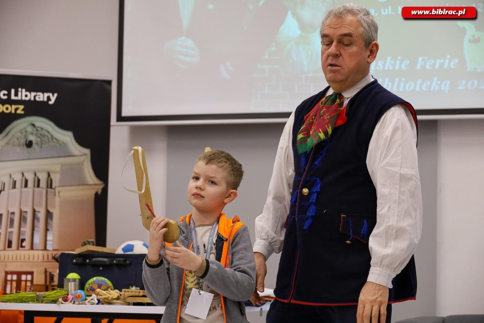 Zdjęcie w galerii na portalu naszraciborz.pl: Kliklaki i bączek. Śląskie zabawy z Markiem Szołtyskiem wiadomości z regionu