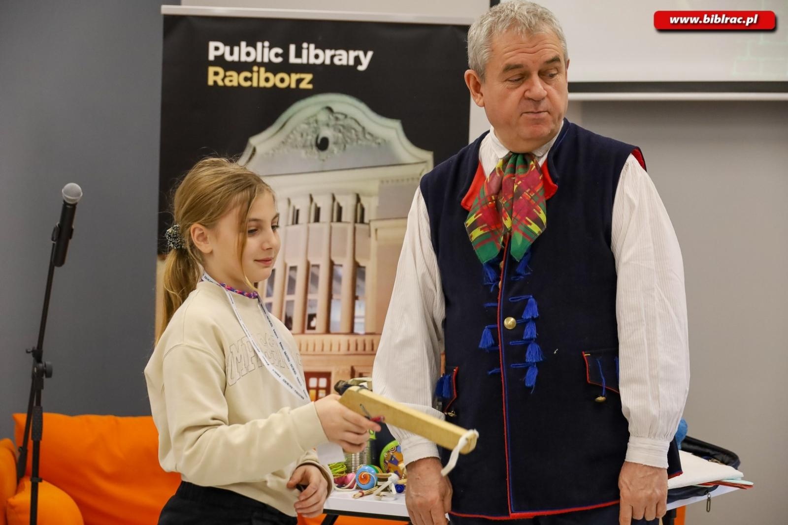 Zdjęcie w galerii na portalu naszraciborz.pl: Kliklaki i bączek. Śląskie zabawy z Markiem Szołtyskiem wiadomości z regionu