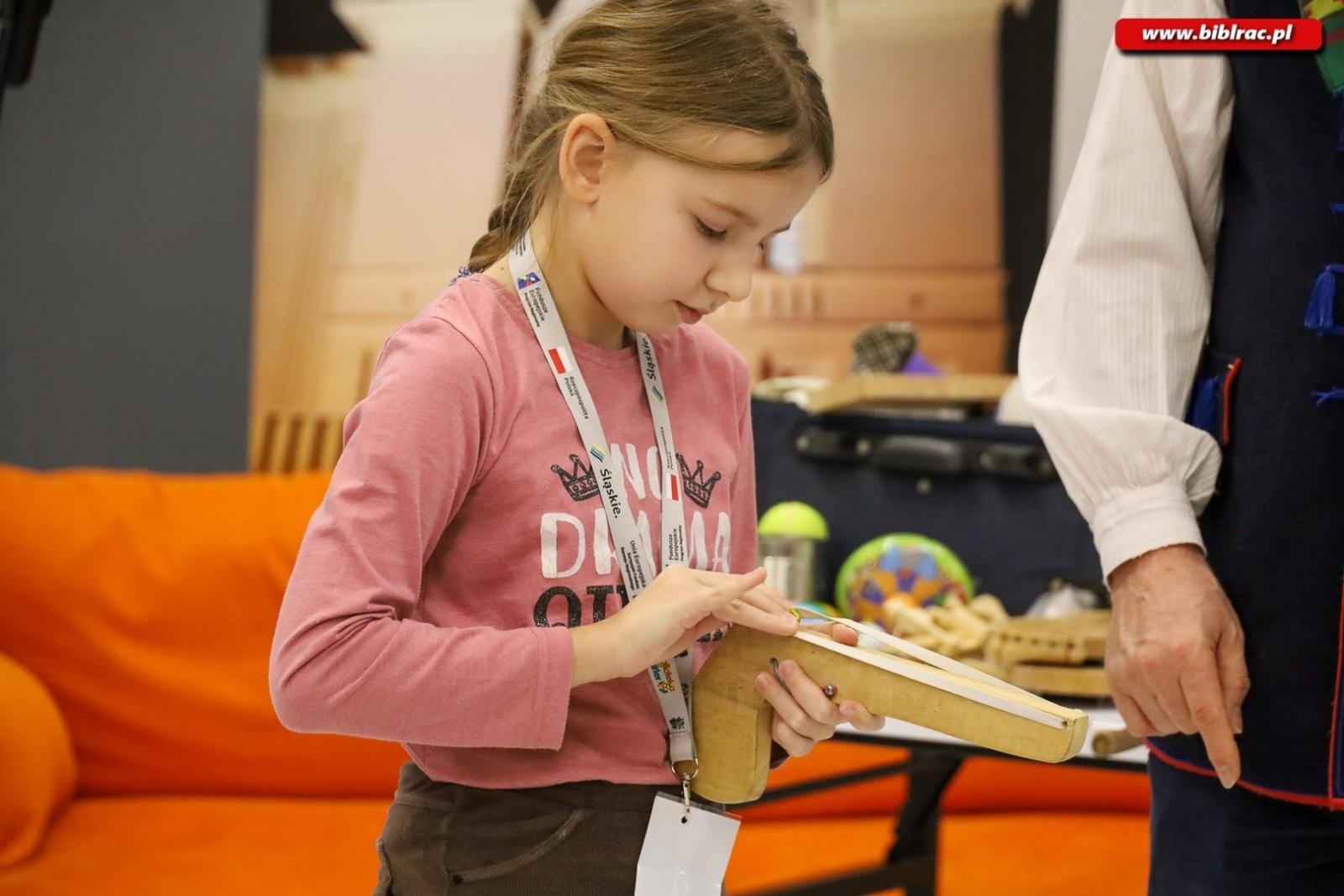 Zdjęcie w galerii na portalu naszraciborz.pl: Kliklaki i bączek. Śląskie zabawy z Markiem Szołtyskiem wiadomości z regionu