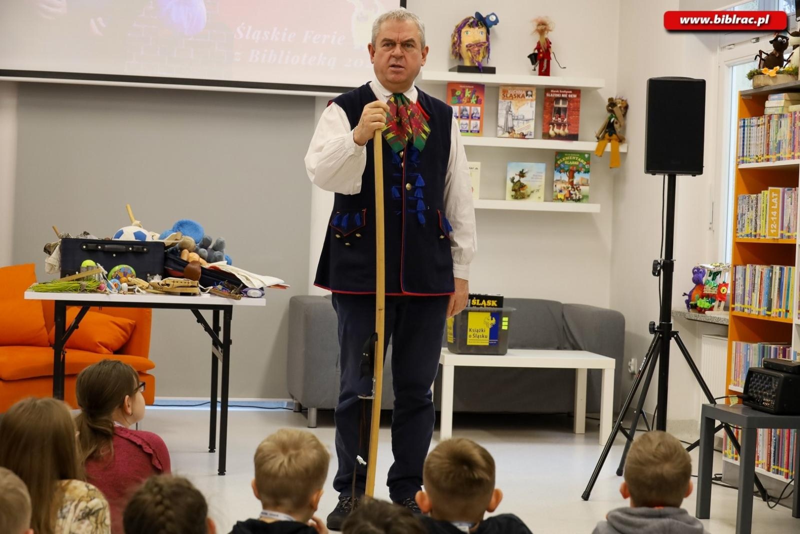 Zdjęcie w galerii na portalu naszraciborz.pl: Kliklaki i bączek. Śląskie zabawy z Markiem Szołtyskiem wiadomości z regionu