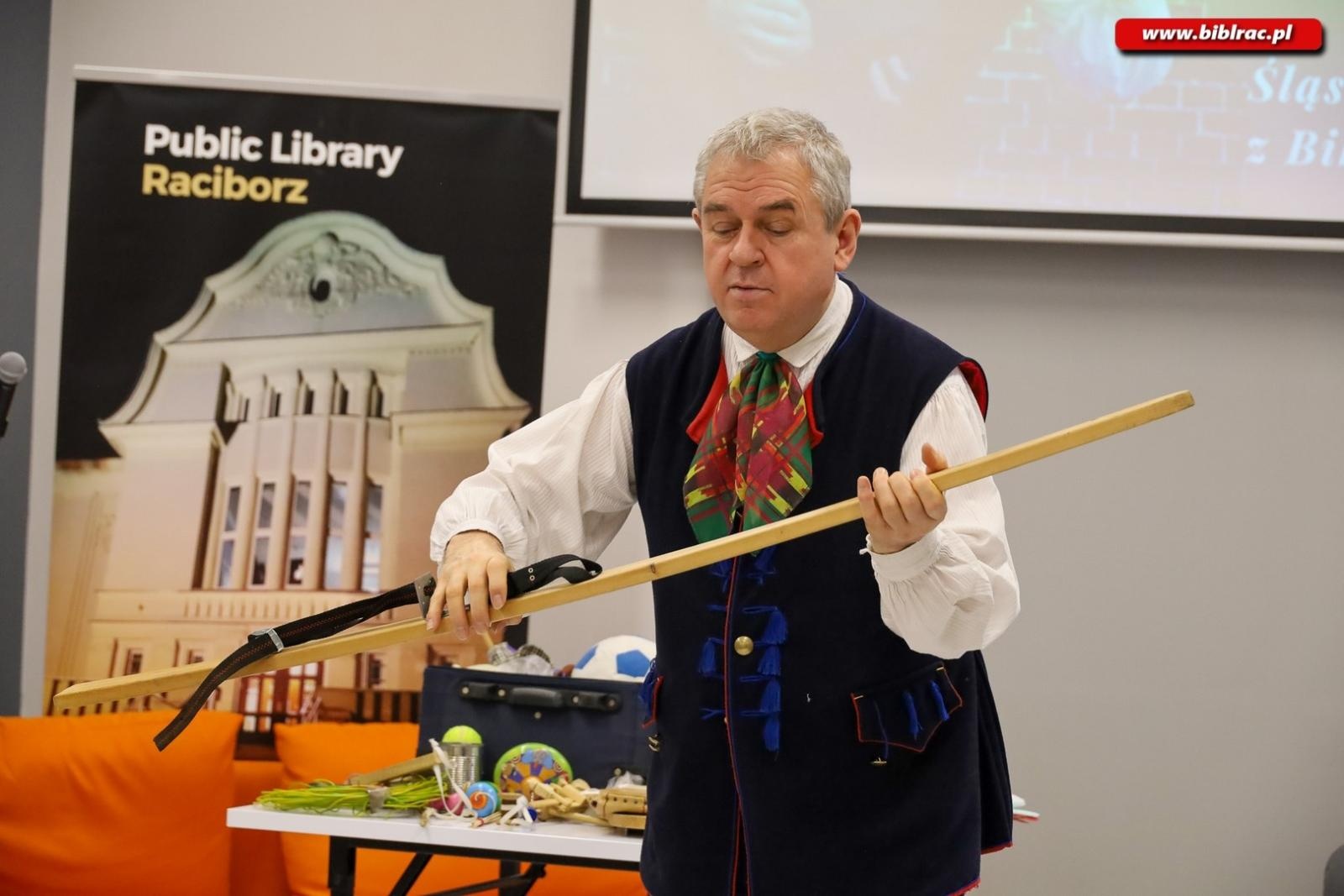 Zdjęcie w galerii na portalu naszraciborz.pl: Kliklaki i bączek. Śląskie zabawy z Markiem Szołtyskiem wiadomości z regionu