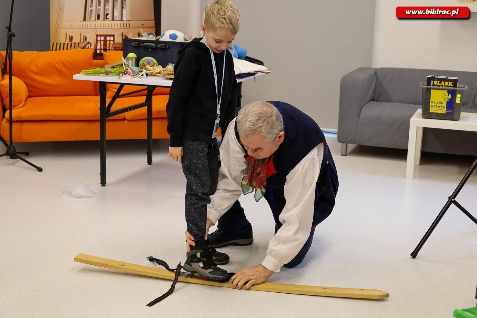 Zdjęcie w galerii na portalu naszraciborz.pl: Kliklaki i bączek. Śląskie zabawy z Markiem Szołtyskiem wiadomości z regionu