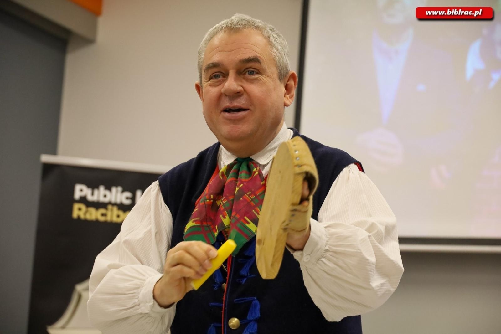 Zdjęcie w galerii na portalu naszraciborz.pl: Kliklaki i bączek. Śląskie zabawy z Markiem Szołtyskiem wiadomości z regionu