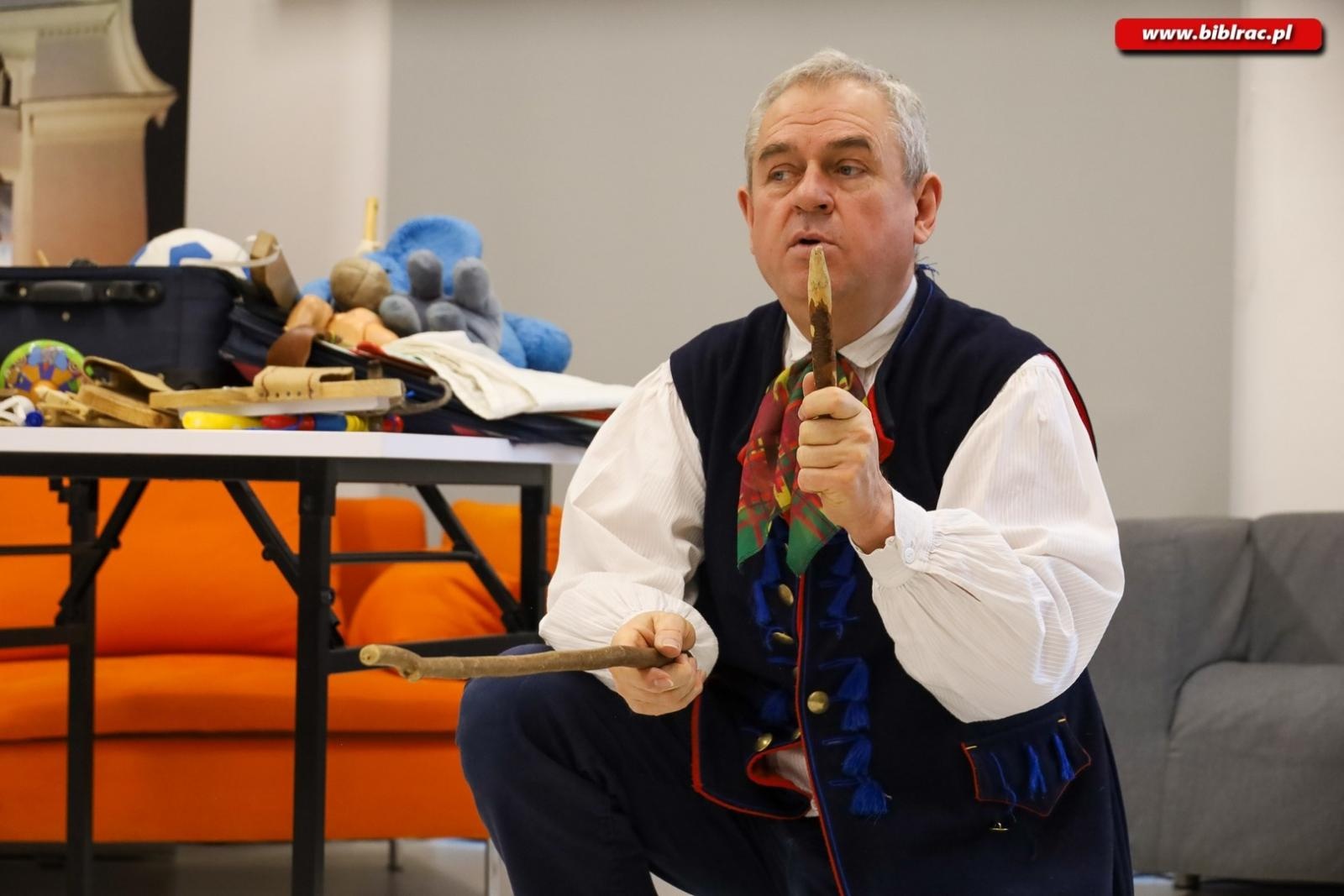 Zdjęcie w galerii na portalu naszraciborz.pl: Kliklaki i bączek. Śląskie zabawy z Markiem Szołtyskiem wiadomości z regionu