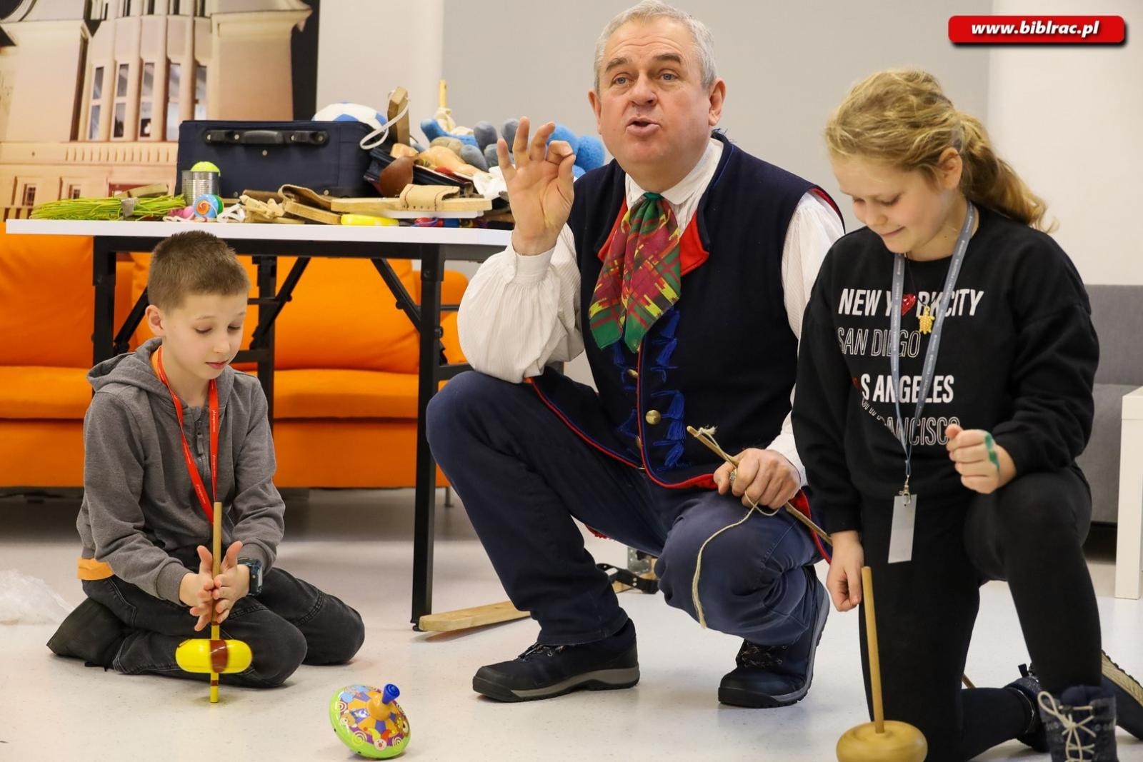 Zdjęcie w galerii na portalu naszraciborz.pl: Kliklaki i bączek. Śląskie zabawy z Markiem Szołtyskiem wiadomości z regionu