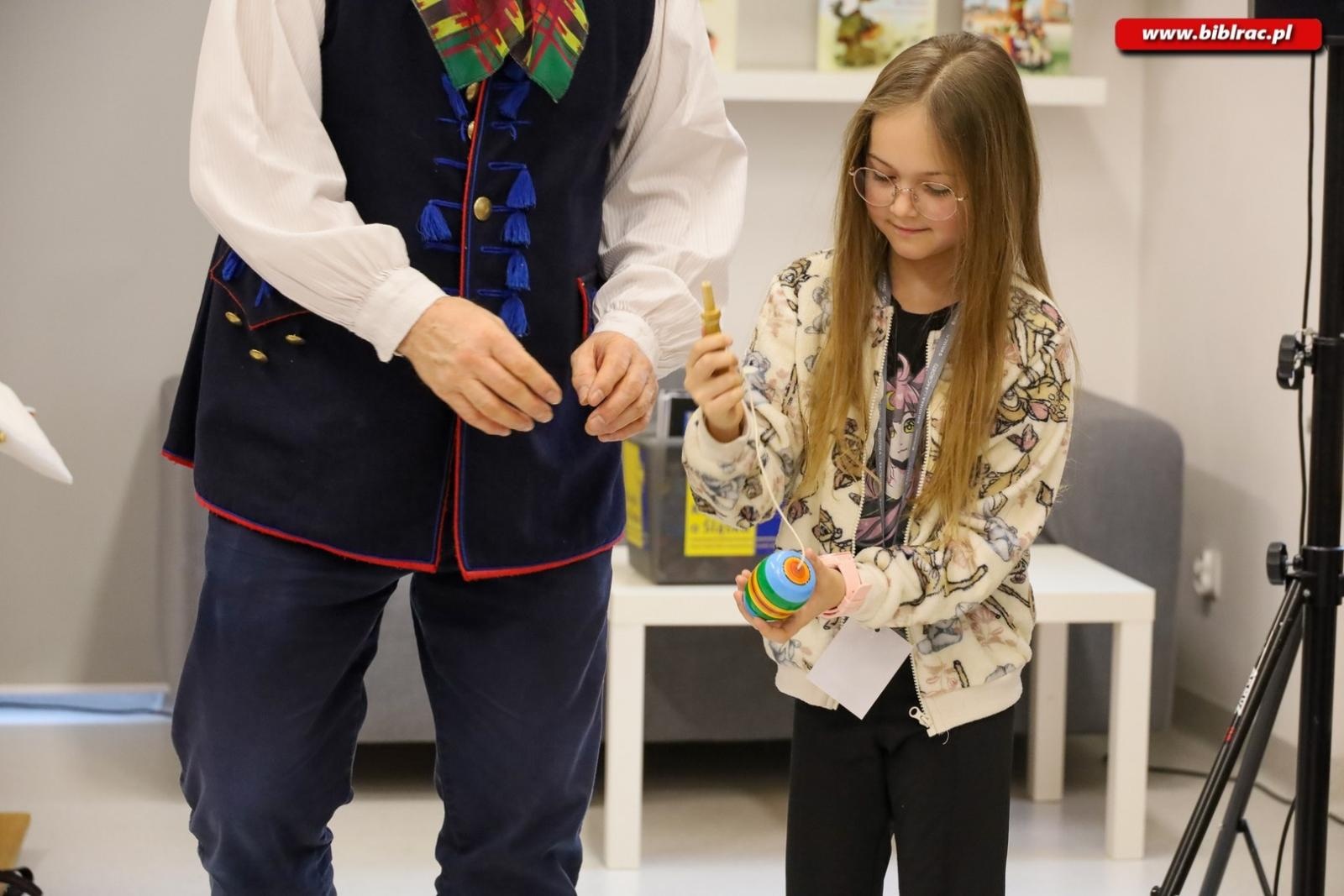 Zdjęcie w galerii na portalu naszraciborz.pl: Kliklaki i bączek. Śląskie zabawy z Markiem Szołtyskiem wiadomości z regionu