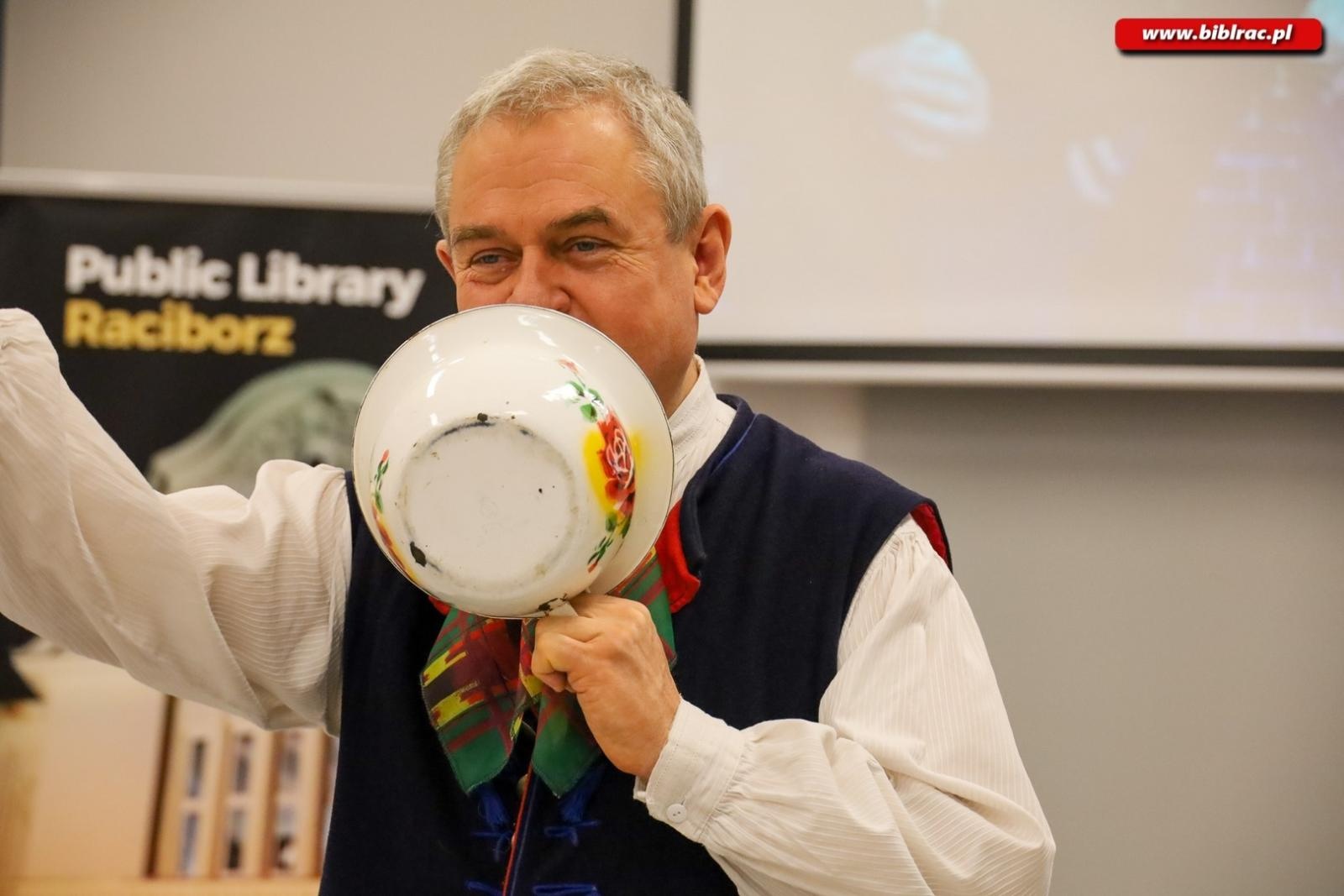 Zdjęcie w galerii na portalu naszraciborz.pl: Kliklaki i bączek. Śląskie zabawy z Markiem Szołtyskiem wiadomości z regionu