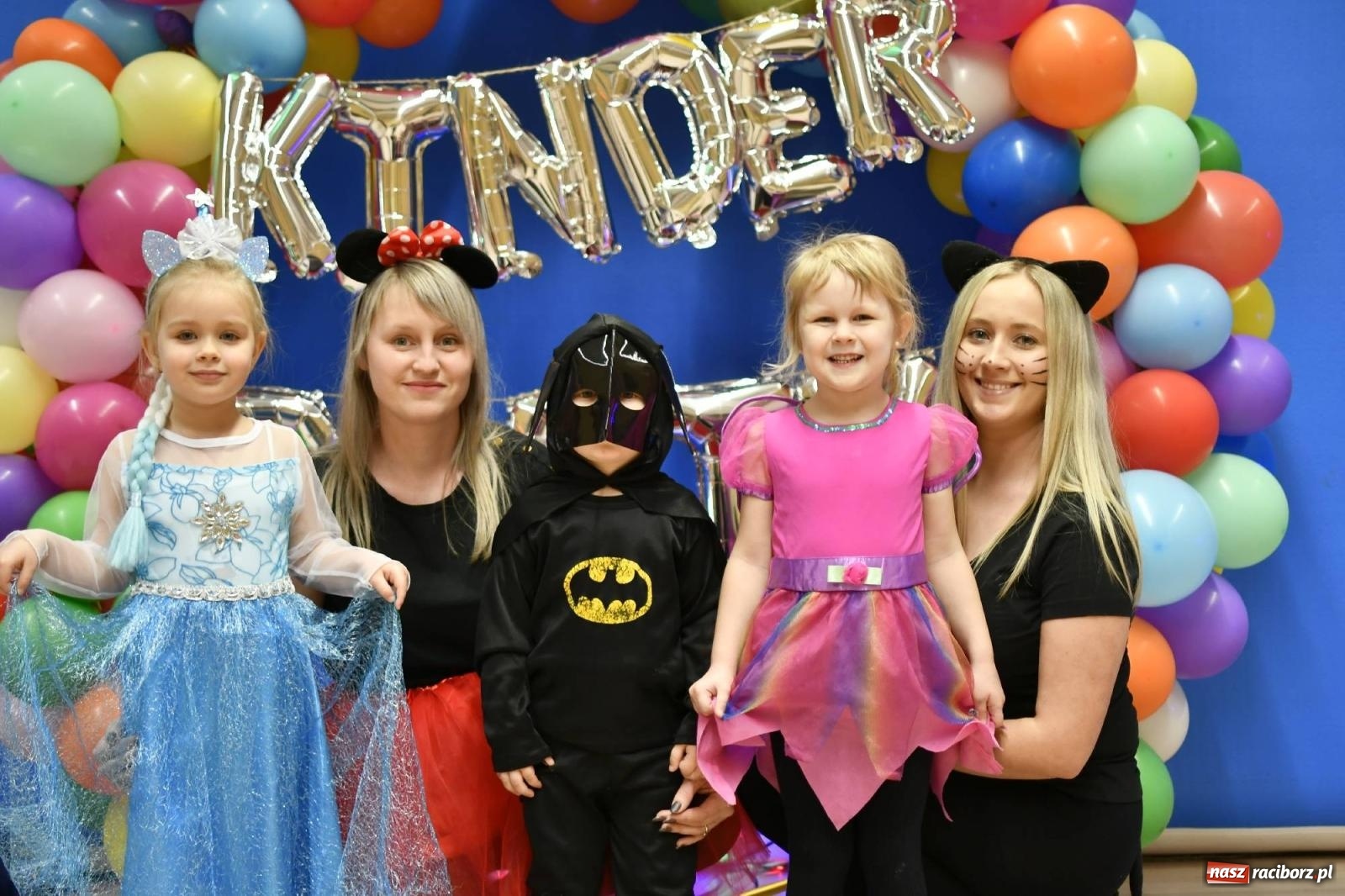 Zdjęcie w galerii na portalu naszraciborz.pl: Ponad sto bajkowych i filmowych postaci na balu karnawałowym w Pietrowicach Wielkich wiadomości z regionu