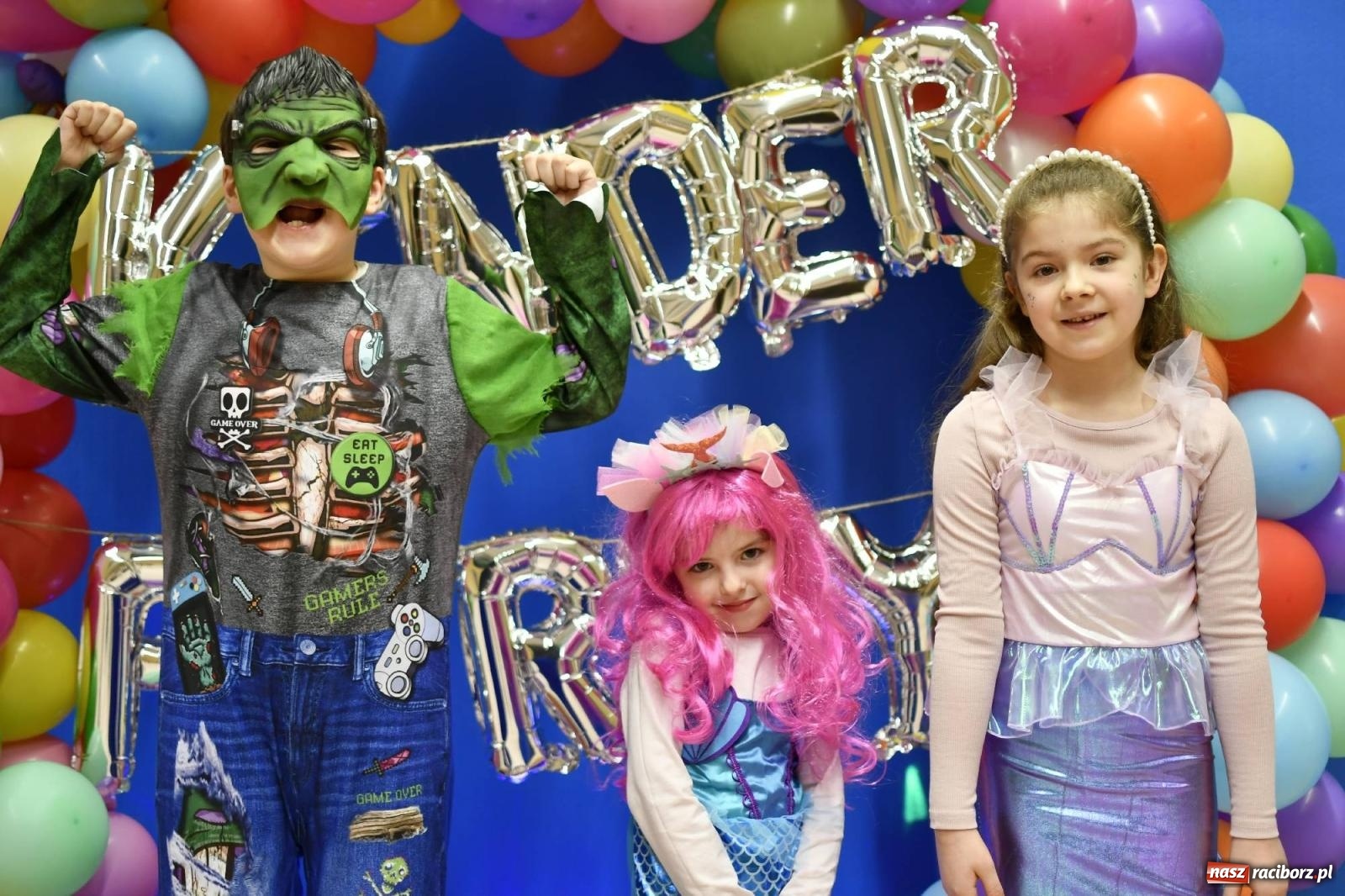 Zdjęcie w galerii na portalu naszraciborz.pl: Ponad sto bajkowych i filmowych postaci na balu karnawałowym w Pietrowicach Wielkich wiadomości z regionu