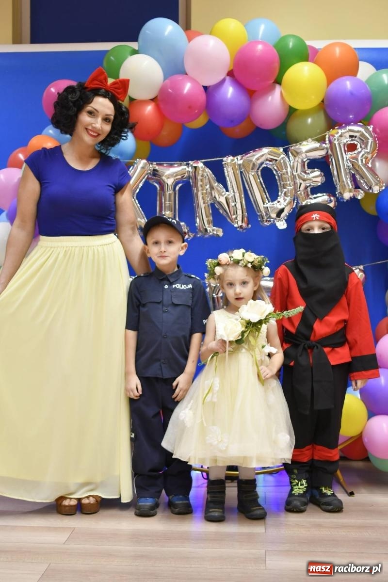 Zdjęcie w galerii na portalu naszraciborz.pl: Ponad sto bajkowych i filmowych postaci na balu karnawałowym w Pietrowicach Wielkich wiadomości z regionu