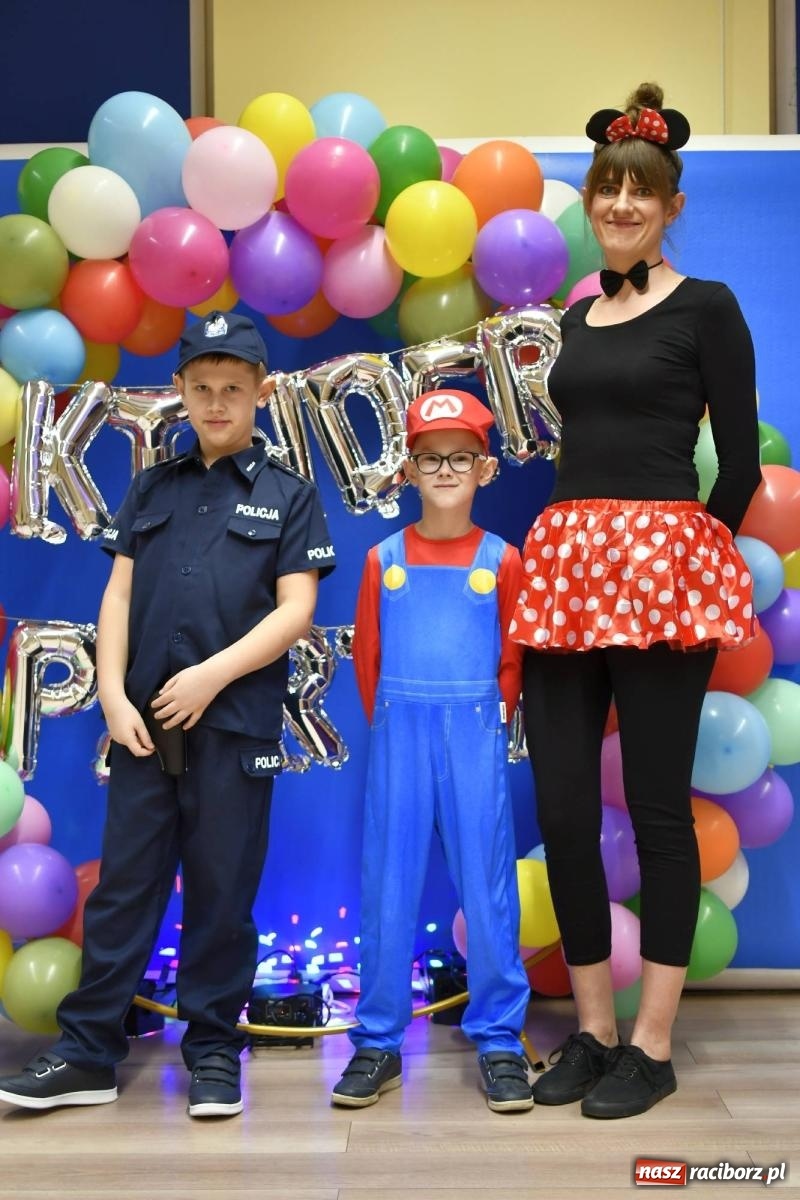 Zdjęcie w galerii na portalu naszraciborz.pl: Ponad sto bajkowych i filmowych postaci na balu karnawałowym w Pietrowicach Wielkich wiadomości z regionu