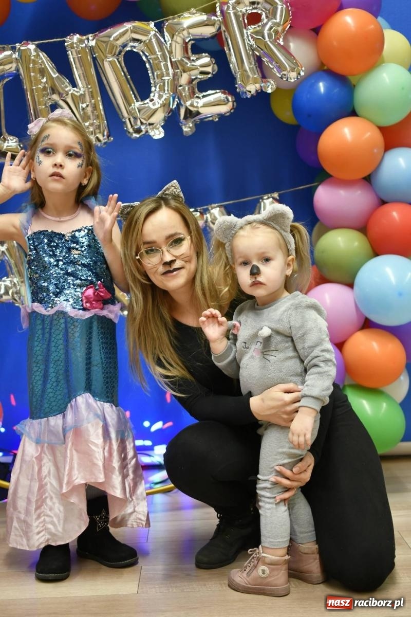 Zdjęcie w galerii na portalu naszraciborz.pl: Ponad sto bajkowych i filmowych postaci na balu karnawałowym w Pietrowicach Wielkich wiadomości z regionu