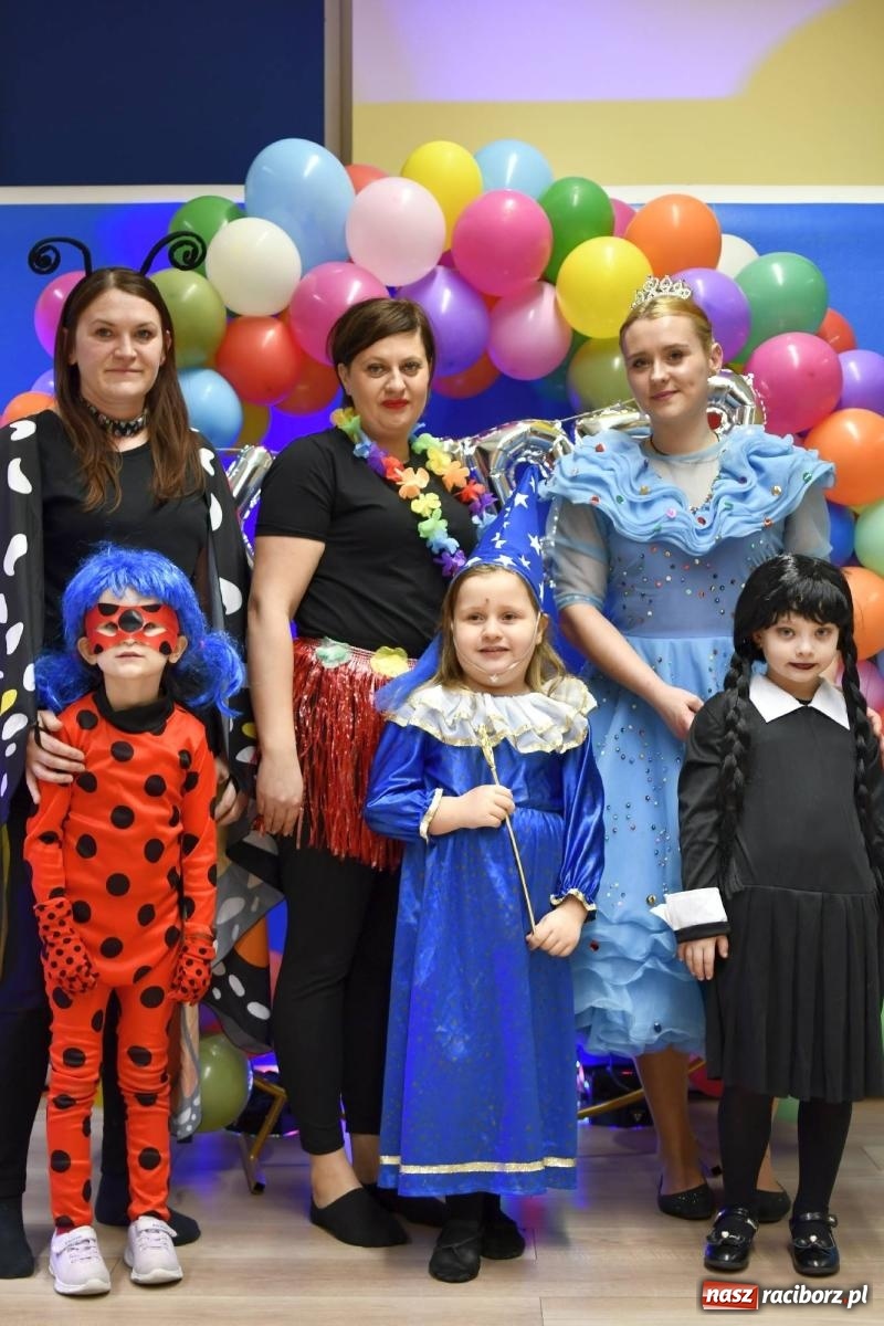 Zdjęcie w galerii na portalu naszraciborz.pl: Ponad sto bajkowych i filmowych postaci na balu karnawałowym w Pietrowicach Wielkich wiadomości z regionu