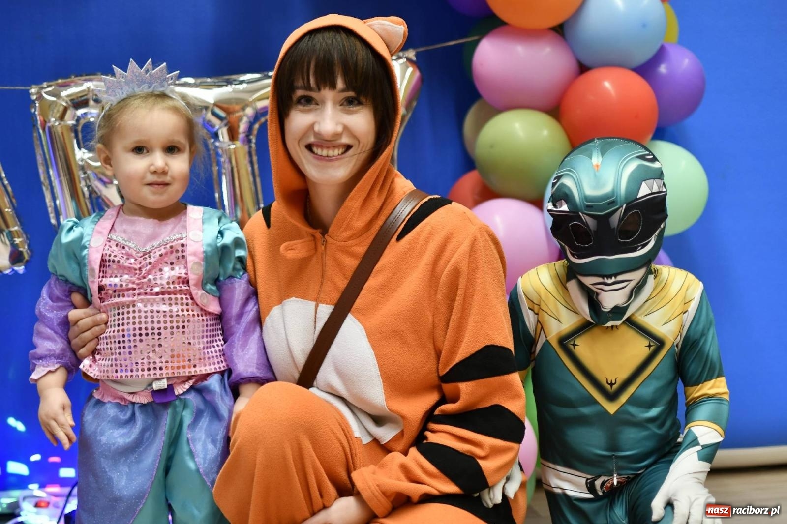 Zdjęcie w galerii na portalu naszraciborz.pl: Ponad sto bajkowych i filmowych postaci na balu karnawałowym w Pietrowicach Wielkich wiadomości z regionu