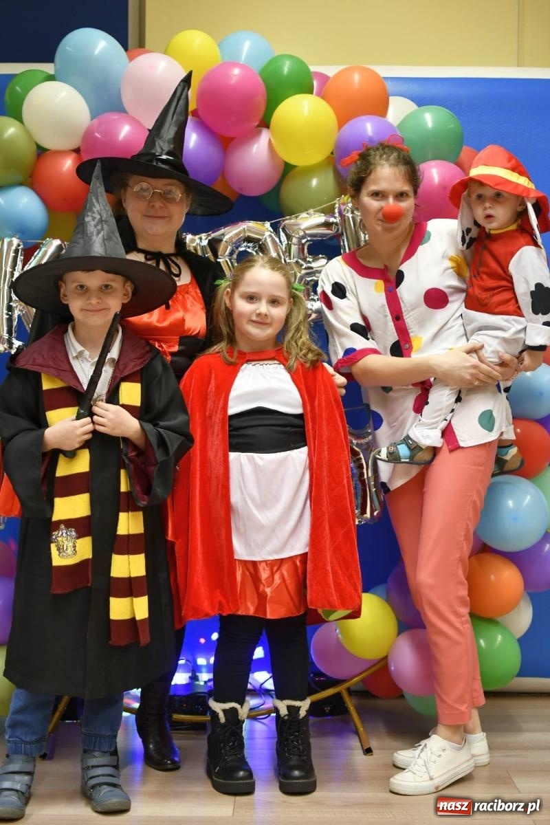 Zdjęcie w galerii na portalu naszraciborz.pl: Ponad sto bajkowych i filmowych postaci na balu karnawałowym w Pietrowicach Wielkich wiadomości z regionu