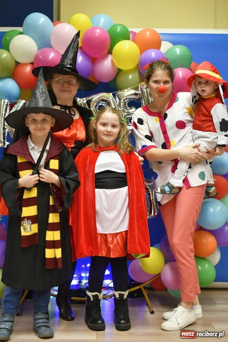 Zdjęcie w galerii na portalu naszraciborz.pl: Ponad sto bajkowych i filmowych postaci na balu karnawałowym w Pietrowicach Wielkich wiadomości z regionu