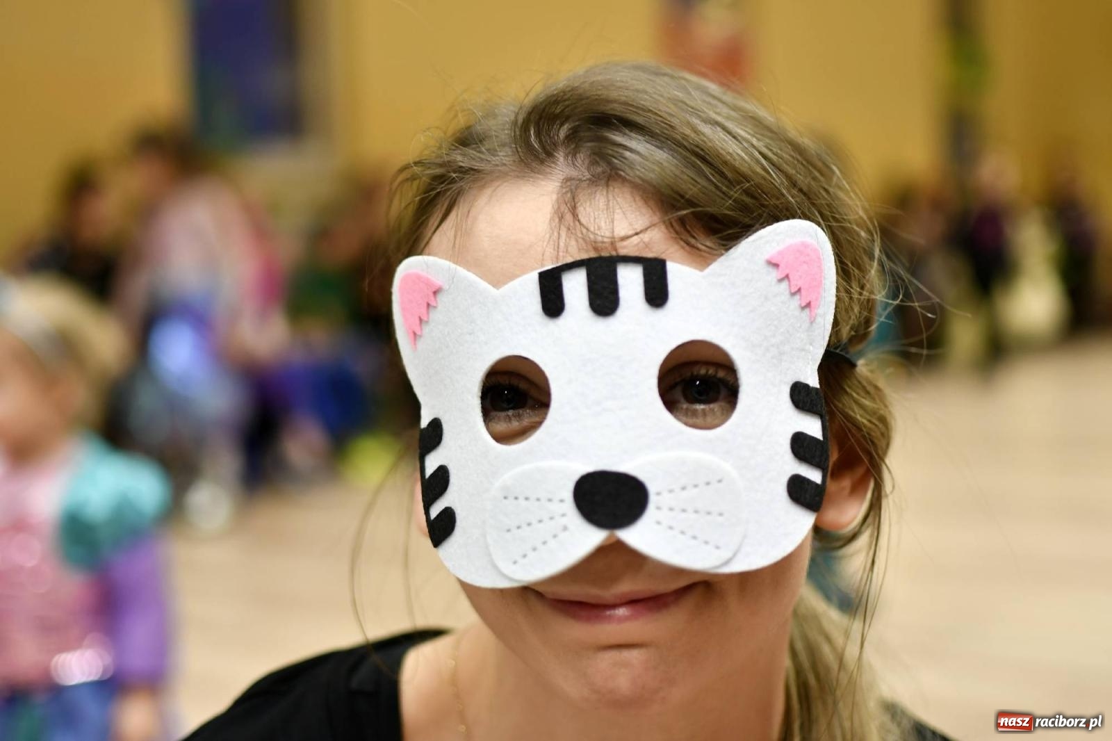 Zdjęcie w galerii na portalu naszraciborz.pl: Ponad sto bajkowych i filmowych postaci na balu karnawałowym w Pietrowicach Wielkich wiadomości z regionu