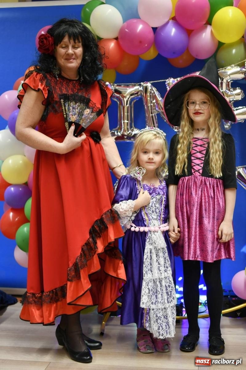 Zdjęcie w galerii na portalu naszraciborz.pl: Ponad sto bajkowych i filmowych postaci na balu karnawałowym w Pietrowicach Wielkich wiadomości z regionu