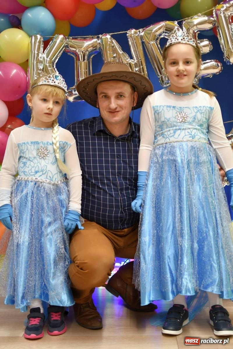 Zdjęcie w galerii na portalu naszraciborz.pl: Ponad sto bajkowych i filmowych postaci na balu karnawałowym w Pietrowicach Wielkich wiadomości z regionu