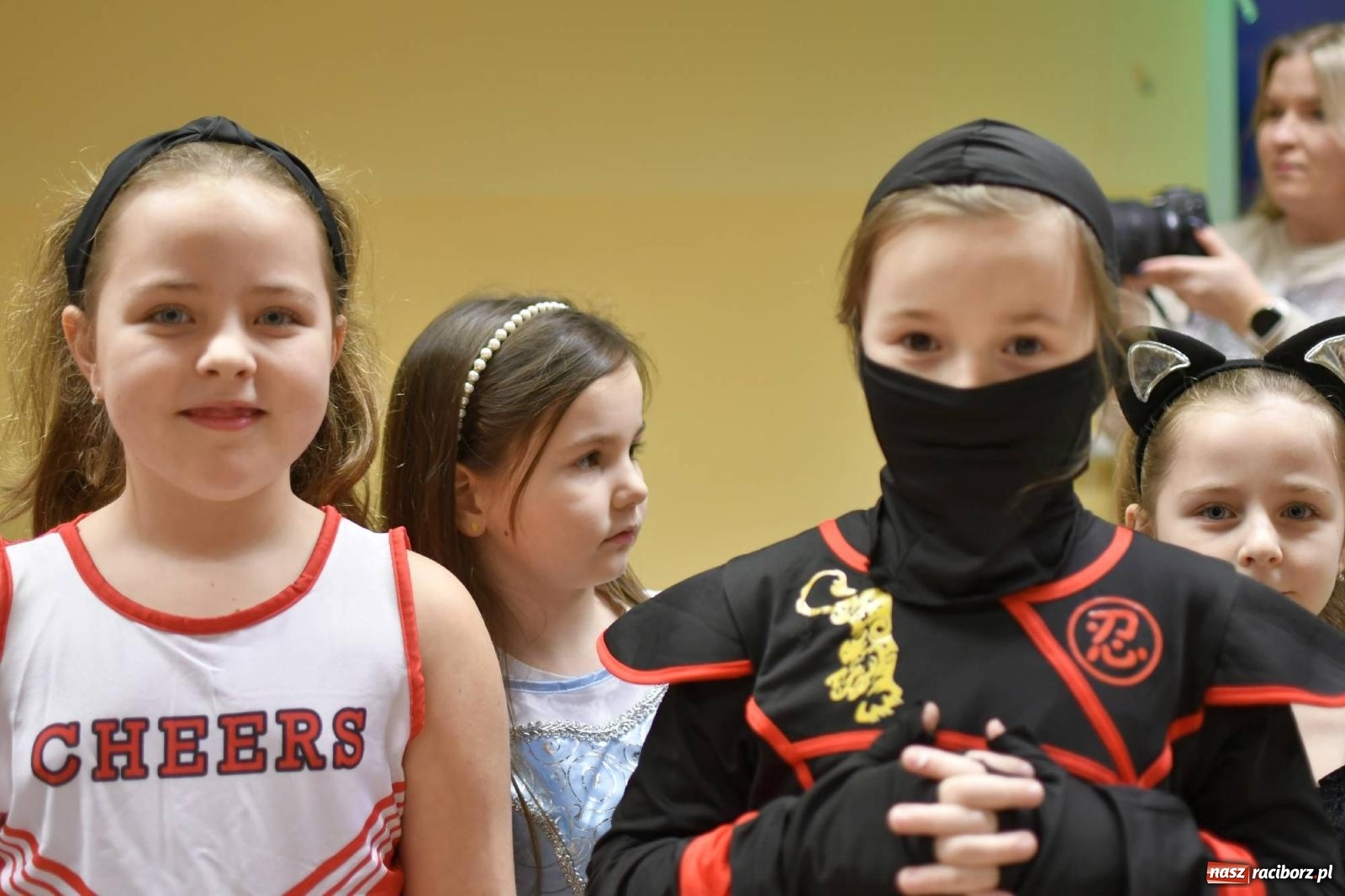 Zdjęcie w galerii na portalu naszraciborz.pl: Ponad sto bajkowych i filmowych postaci na balu karnawałowym w Pietrowicach Wielkich wiadomości z regionu