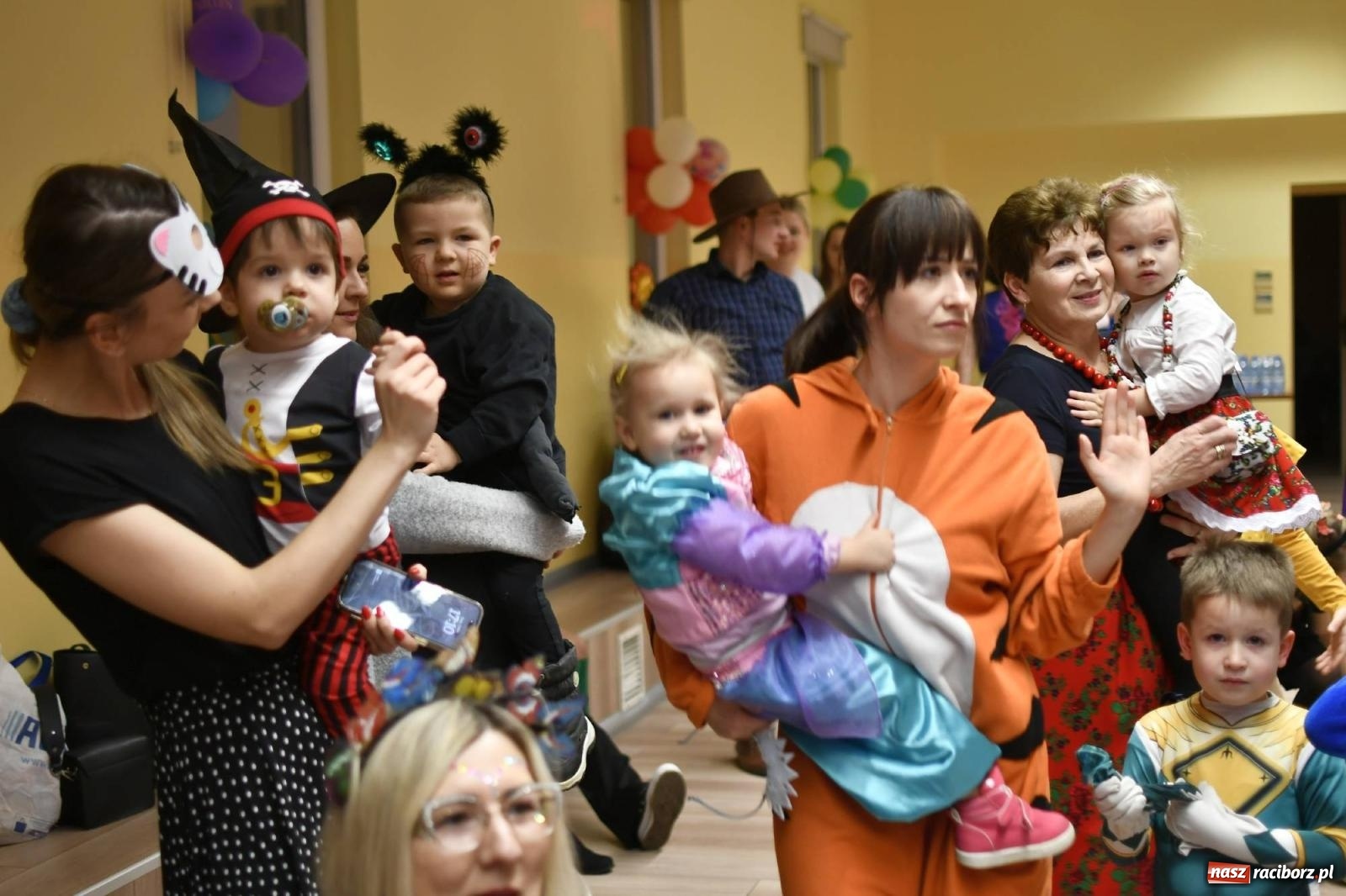 Zdjęcie w galerii na portalu naszraciborz.pl: Ponad sto bajkowych i filmowych postaci na balu karnawałowym w Pietrowicach Wielkich wiadomości z regionu