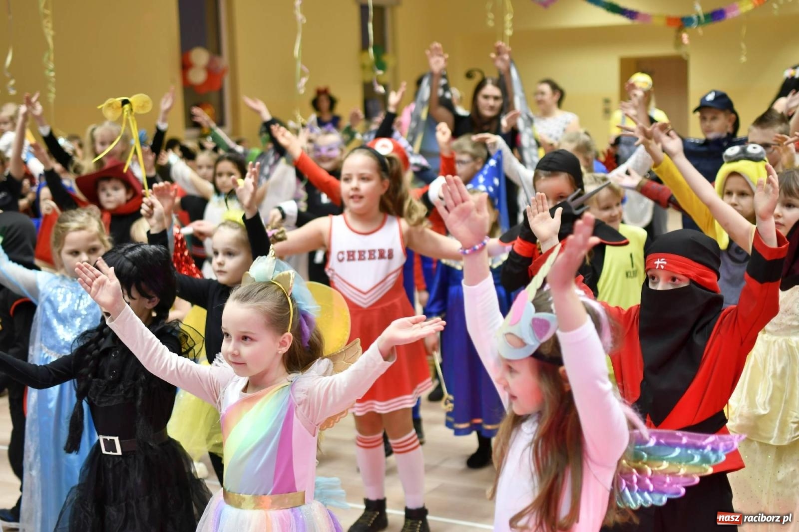 Zdjęcie w galerii na portalu naszraciborz.pl: Ponad sto bajkowych i filmowych postaci na balu karnawałowym w Pietrowicach Wielkich wiadomości z regionu