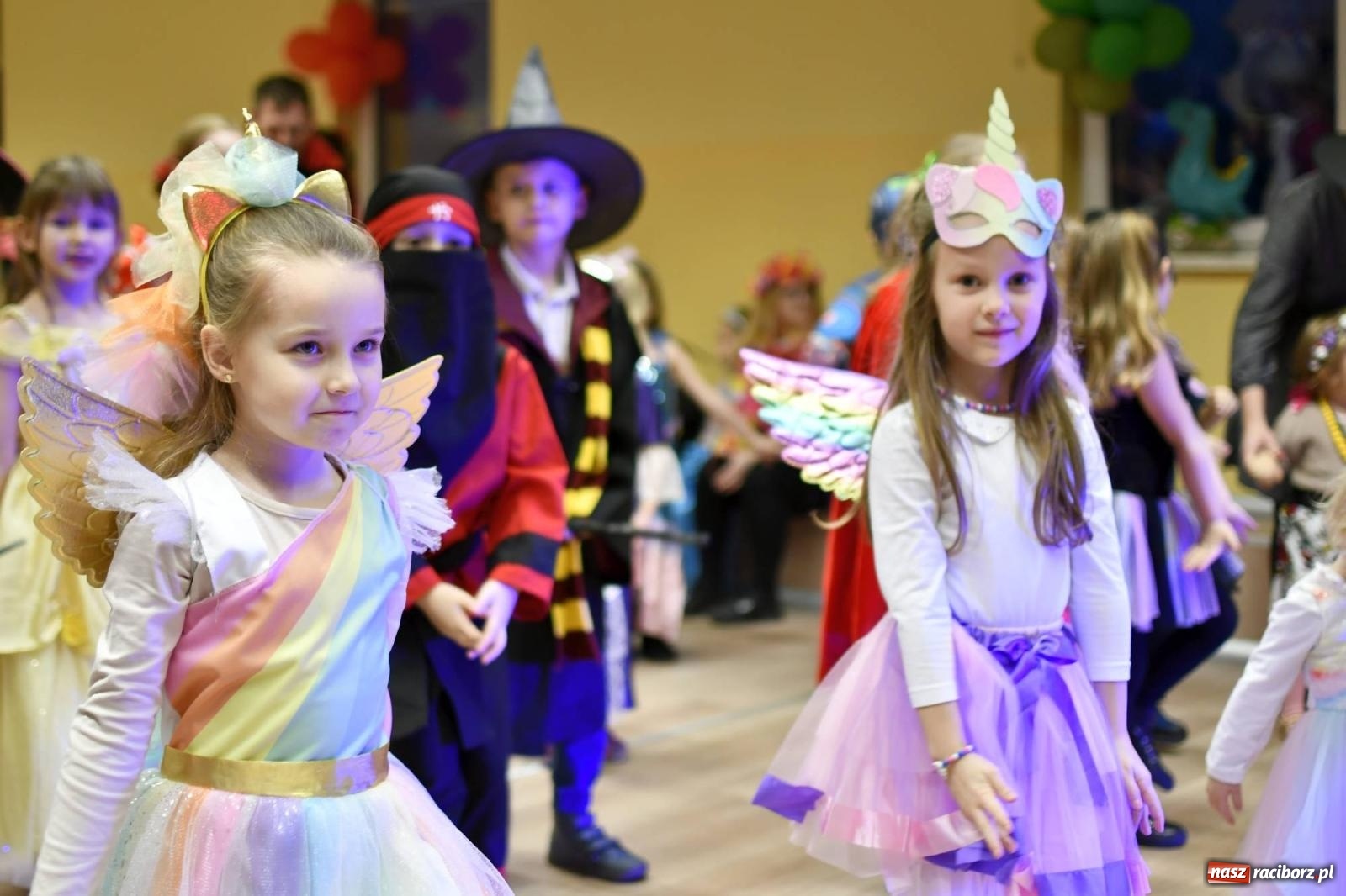 Zdjęcie w galerii na portalu naszraciborz.pl: Ponad sto bajkowych i filmowych postaci na balu karnawałowym w Pietrowicach Wielkich wiadomości z regionu