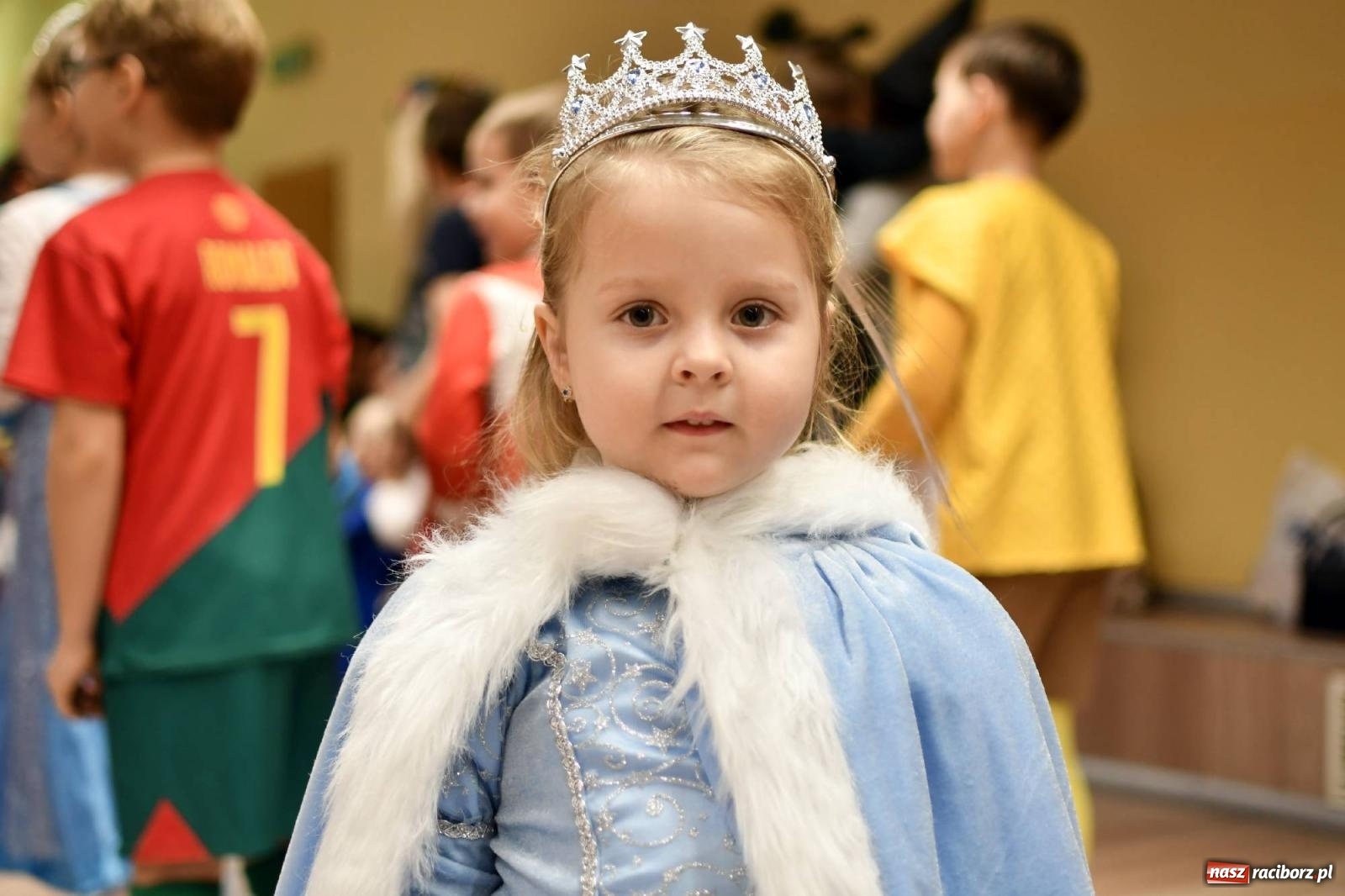 Zdjęcie w galerii na portalu naszraciborz.pl: Ponad sto bajkowych i filmowych postaci na balu karnawałowym w Pietrowicach Wielkich wiadomości z regionu