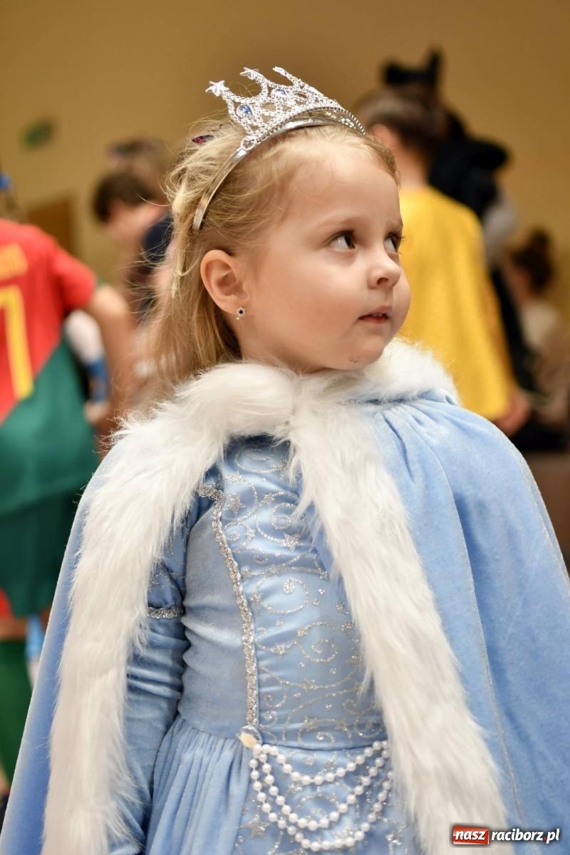 Zdjęcie w galerii na portalu naszraciborz.pl: Ponad sto bajkowych i filmowych postaci na balu karnawałowym w Pietrowicach Wielkich wiadomości z regionu