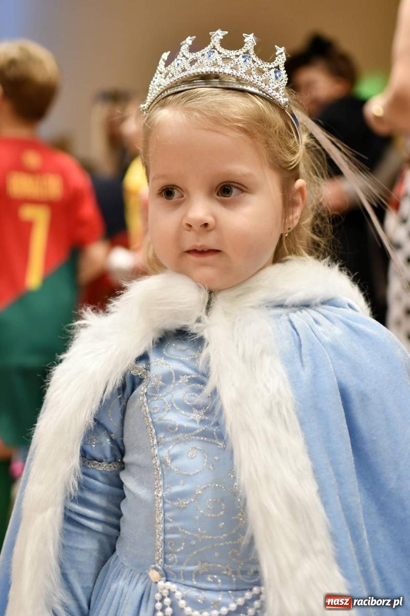 Zdjęcie w galerii na portalu naszraciborz.pl: Ponad sto bajkowych i filmowych postaci na balu karnawałowym w Pietrowicach Wielkich wiadomości z regionu