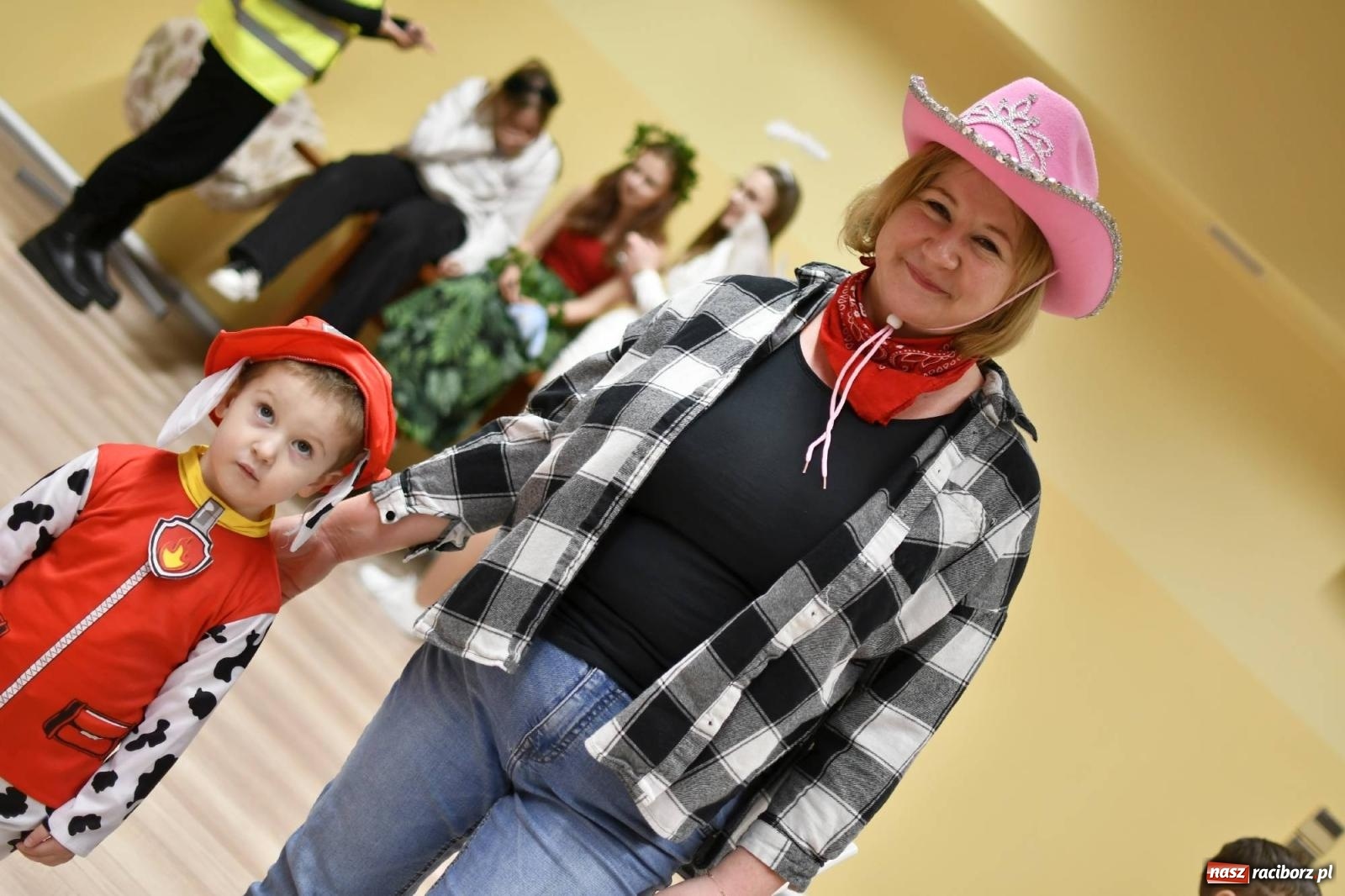Zdjęcie w galerii na portalu naszraciborz.pl: Ponad sto bajkowych i filmowych postaci na balu karnawałowym w Pietrowicach Wielkich wiadomości z regionu