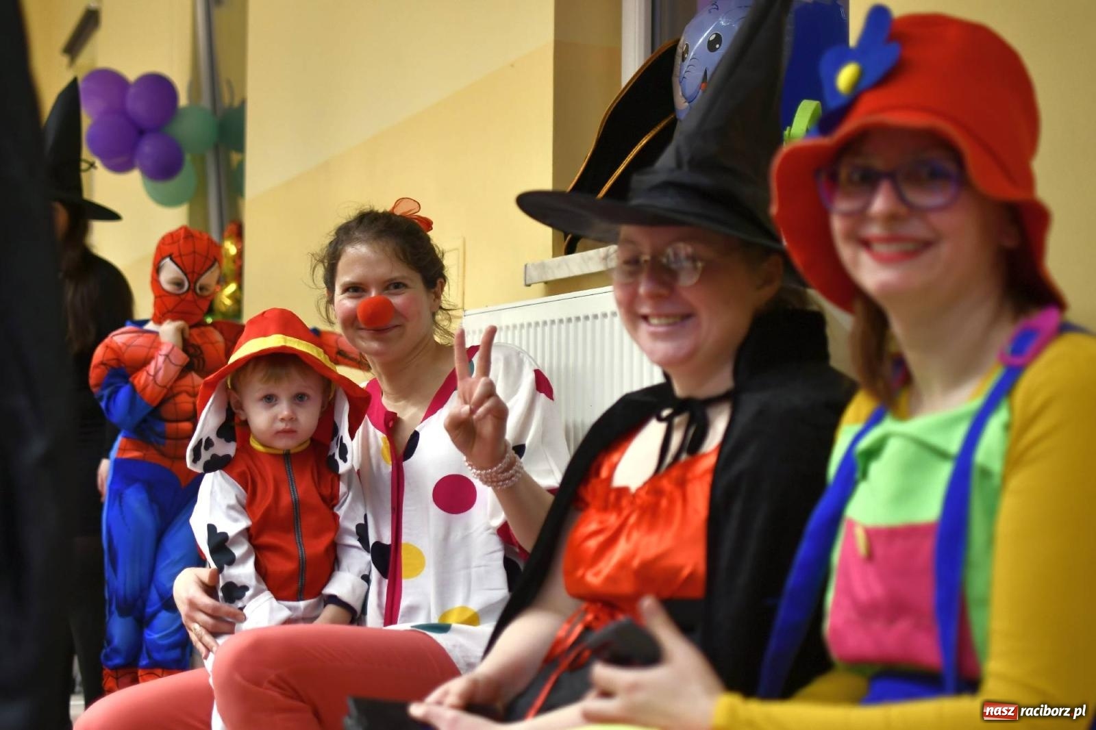 Zdjęcie w galerii na portalu naszraciborz.pl: Ponad sto bajkowych i filmowych postaci na balu karnawałowym w Pietrowicach Wielkich wiadomości z regionu