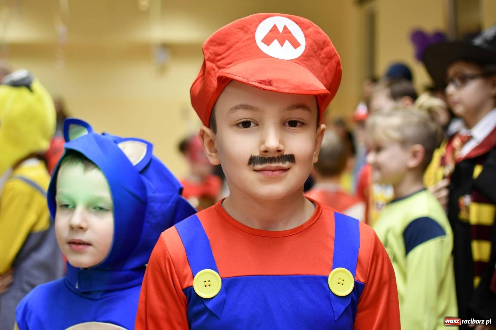 Zdjęcie w galerii na portalu naszraciborz.pl: Ponad sto bajkowych i filmowych postaci na balu karnawałowym w Pietrowicach Wielkich wiadomości z regionu