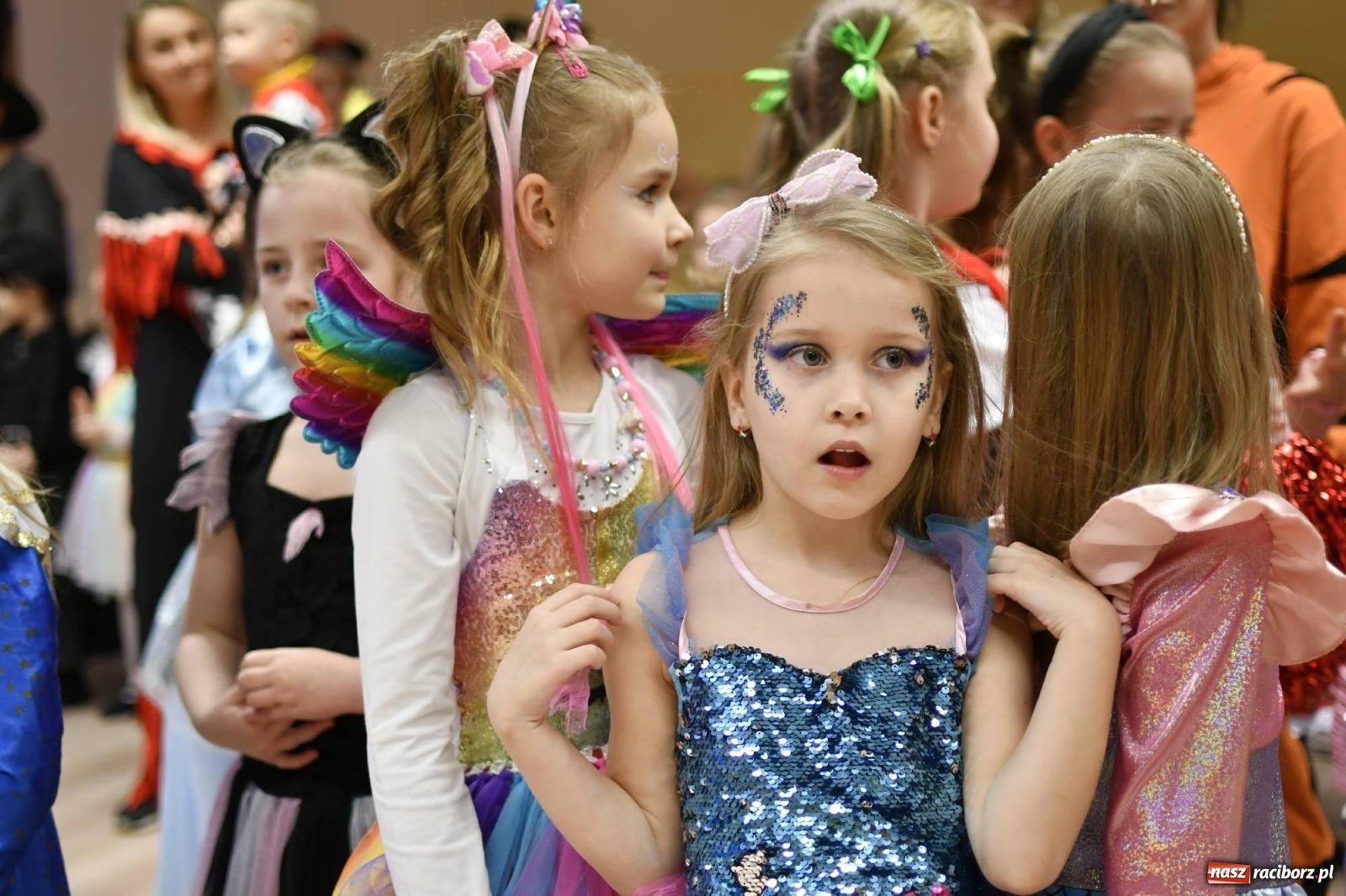 Zdjęcie w galerii na portalu naszraciborz.pl: Ponad sto bajkowych i filmowych postaci na balu karnawałowym w Pietrowicach Wielkich wiadomości z regionu