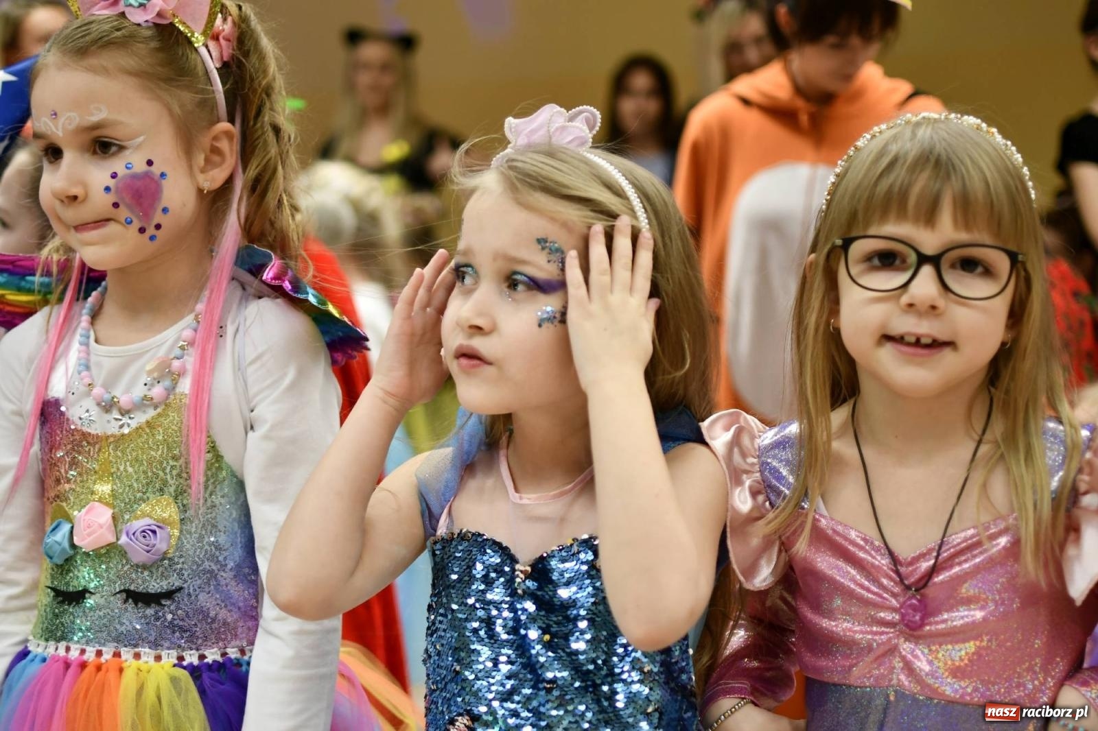 Zdjęcie w galerii na portalu naszraciborz.pl: Ponad sto bajkowych i filmowych postaci na balu karnawałowym w Pietrowicach Wielkich wiadomości z regionu