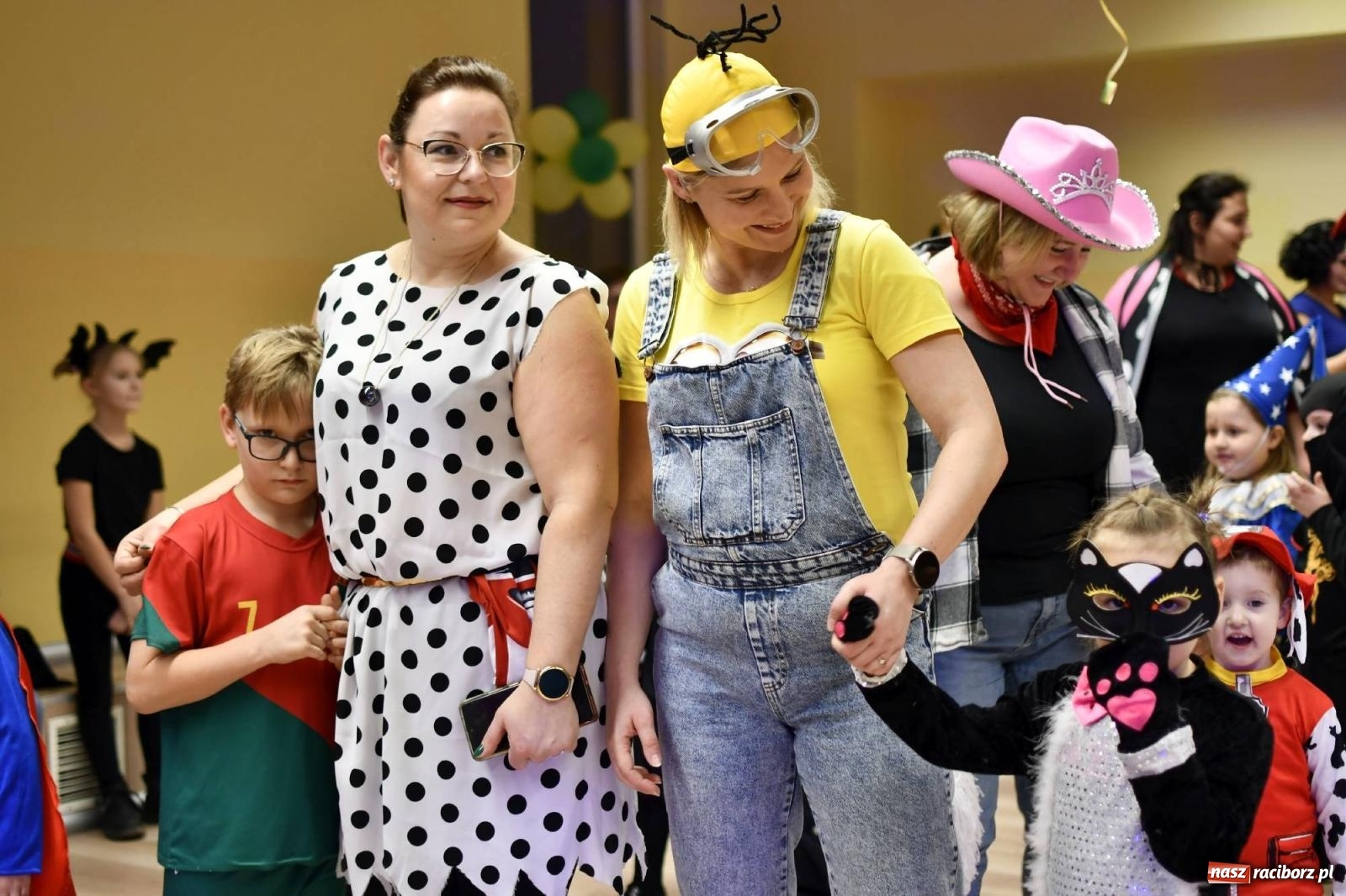 Zdjęcie w galerii na portalu naszraciborz.pl: Ponad sto bajkowych i filmowych postaci na balu karnawałowym w Pietrowicach Wielkich wiadomości z regionu