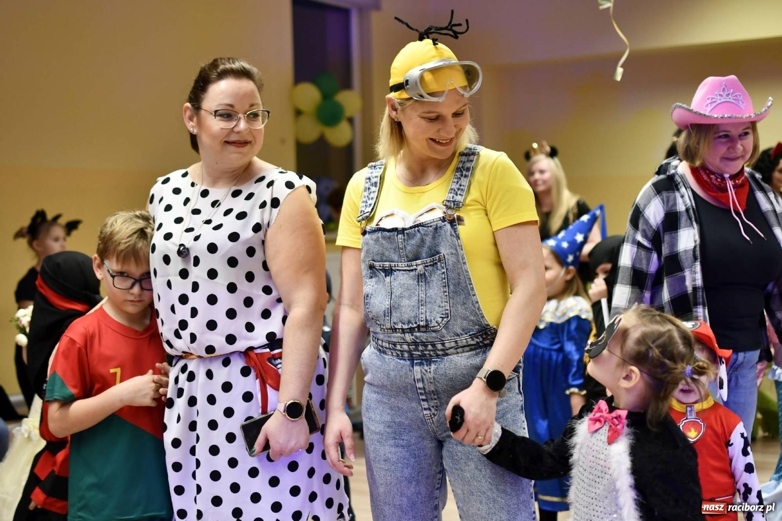 Zdjęcie w galerii na portalu naszraciborz.pl: Ponad sto bajkowych i filmowych postaci na balu karnawałowym w Pietrowicach Wielkich wiadomości z regionu